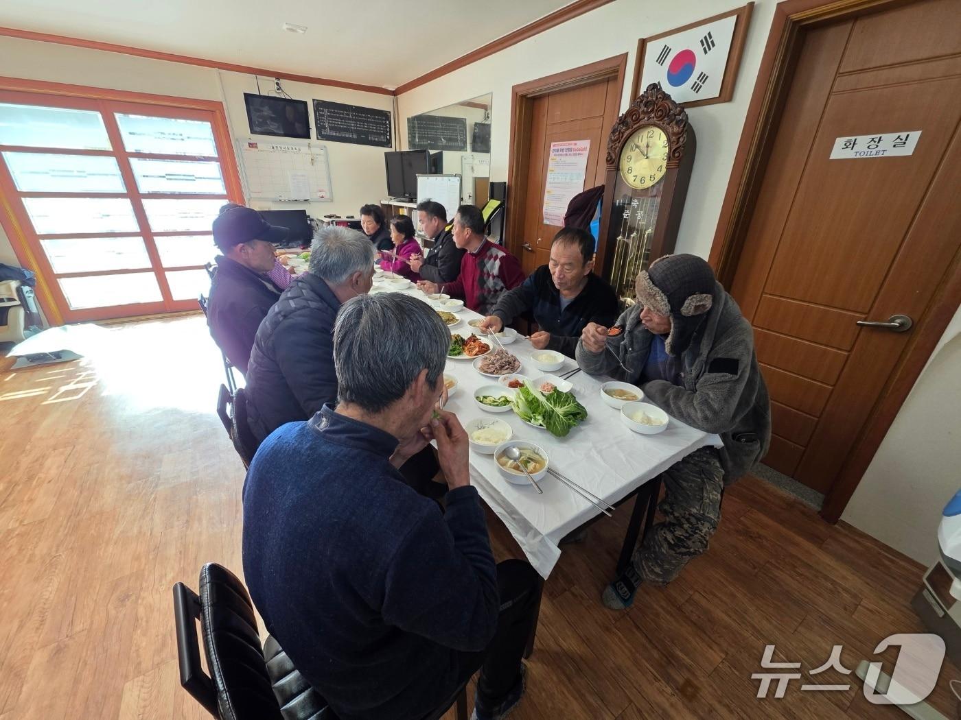 본문 이미지 - 전북 진안군 진안읍 상가막 마을 주민들이 공동 급식을 하고 있다.(진안군제공. 재판매 및 DB금지)2026.1.26/뉴스1