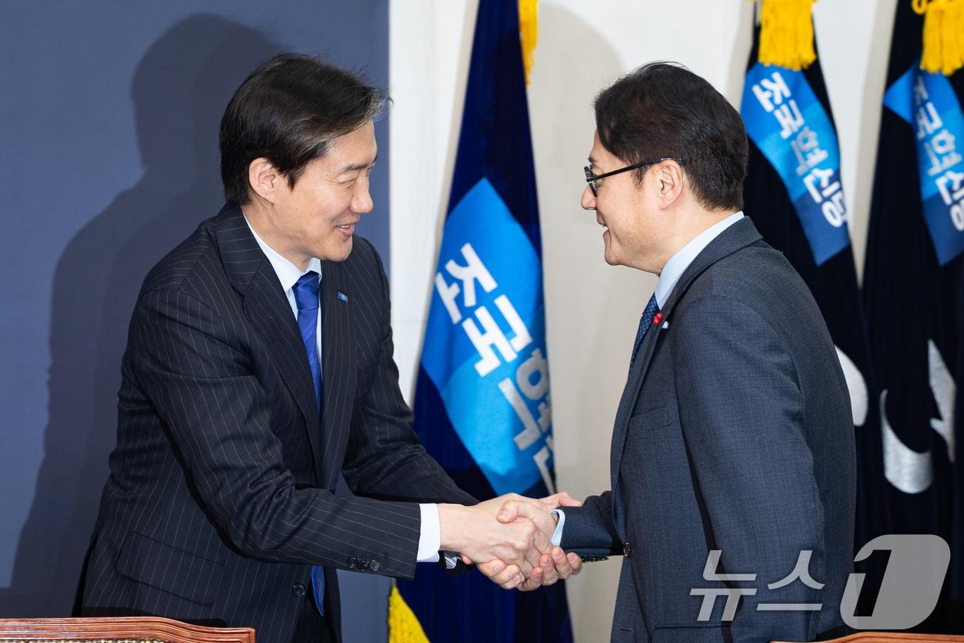 본문 이미지 - 조국 조국혁신당 대표가 26일 서울 여의도 국회에서 홍익표 청와대 정무수석을 접견하고 있다. 2026.1.26/뉴스1 ⓒ News1 유승관 기자