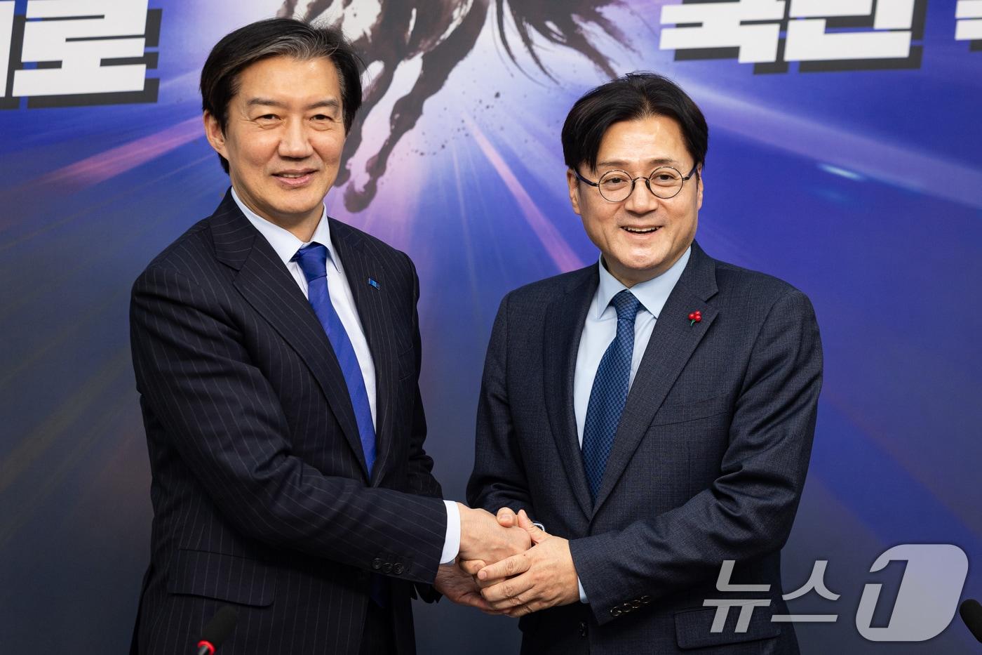 본문 이미지 - 조국 조국혁신당 대표가 26일 서울 여의도 국회에서 홍익표 청와대 정무수석을 접견, 기념 촬영을 하고 있다. 2026.1.26/뉴스1 ⓒ News1 유승관 기자