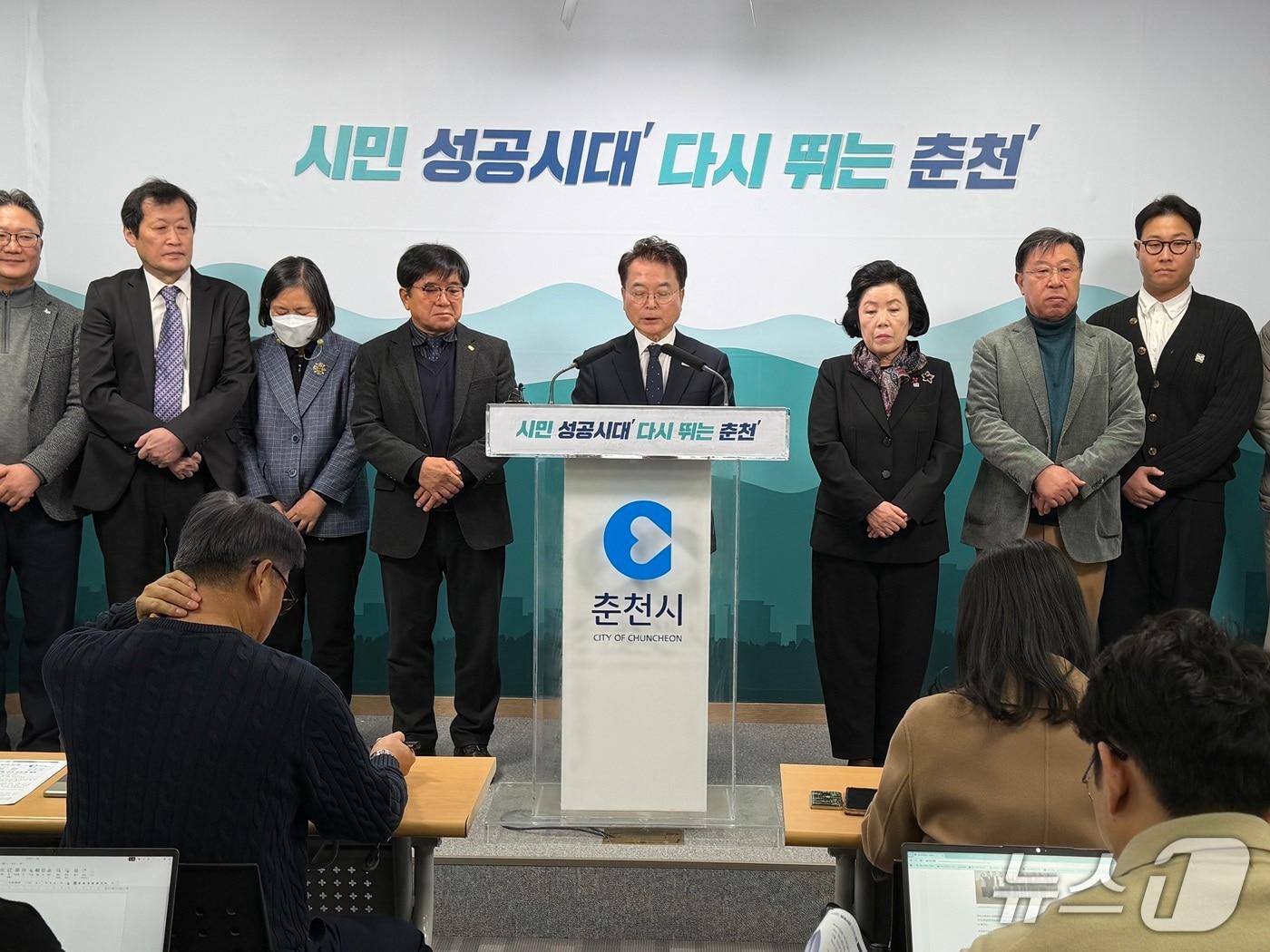 본문 이미지 - 육동한 춘천시장이 26일  시청 브리핑룸에서 기자들과 만나 민생경제 안정 지원방안 세부 방안에 대해 설명하고 있다.2026.1.26 한귀섭 기자