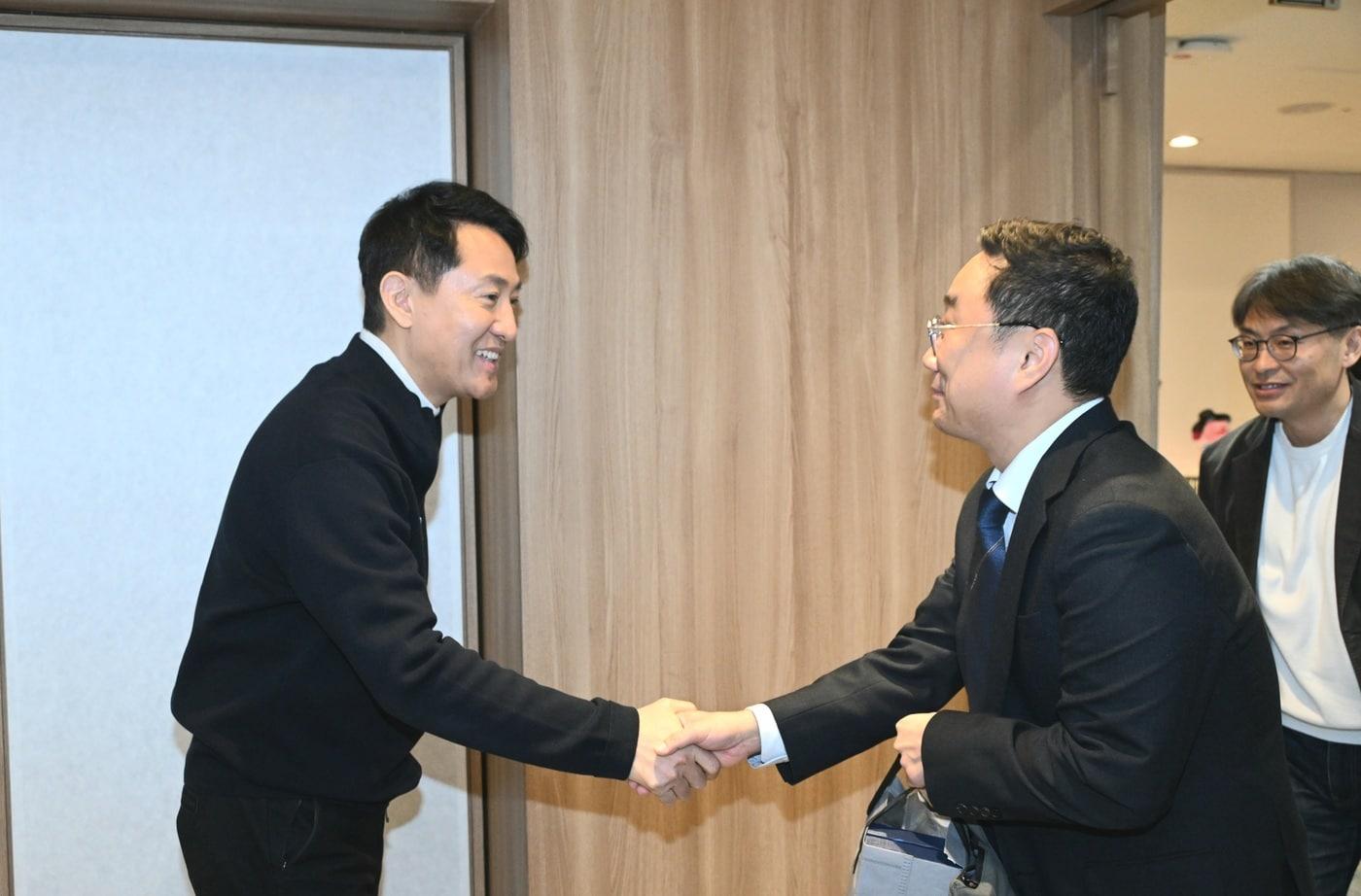 본문 이미지 - 오세훈 서울시장이 26일 CES 2026 혁신상 수상 기업 간담회에 앞서 참석자들과 인사를 나누고 있다.(서울시 제공)