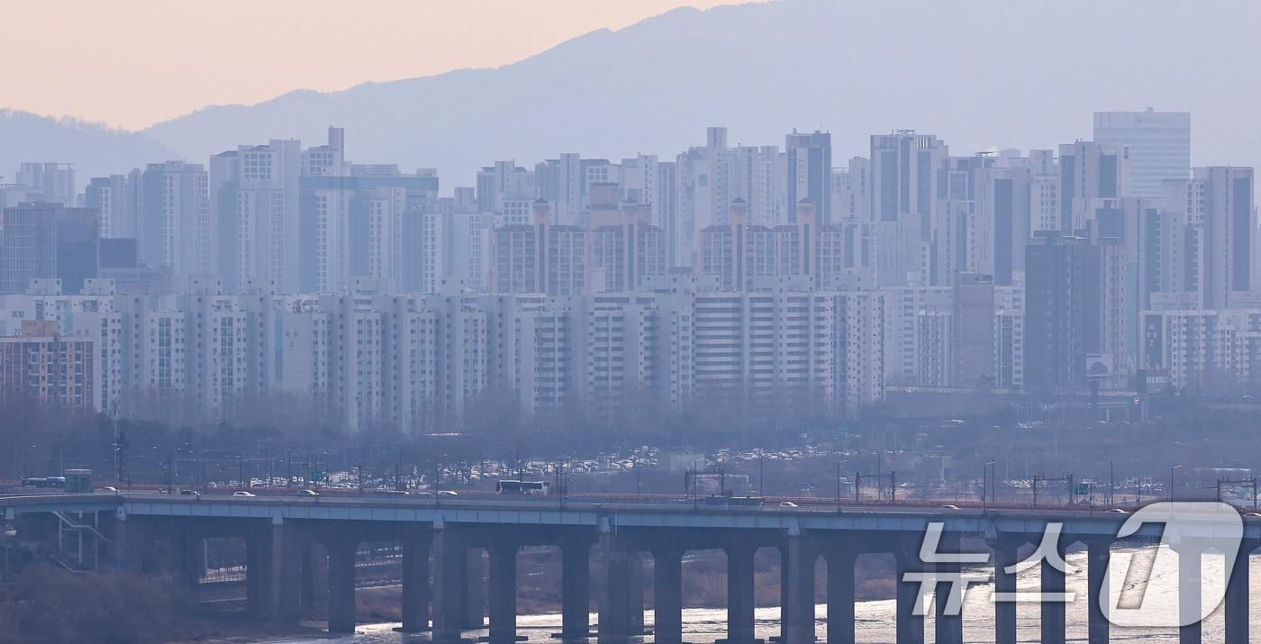 본문 이미지 - 서울 강남, 서초 일대 아파트 단지의 모습. (자료사진) /뉴스1 ⓒ News1 구윤성 기자