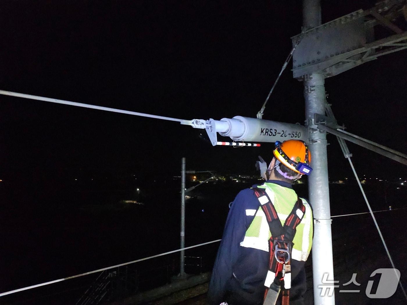 본문 이미지 - 코레일 부산경남본부 관계자들이 한파에 대비해 철도 전기 시설을 점검하고 있다.(코레일 부산경남본부 제공. 재판매 및 DB 금지)