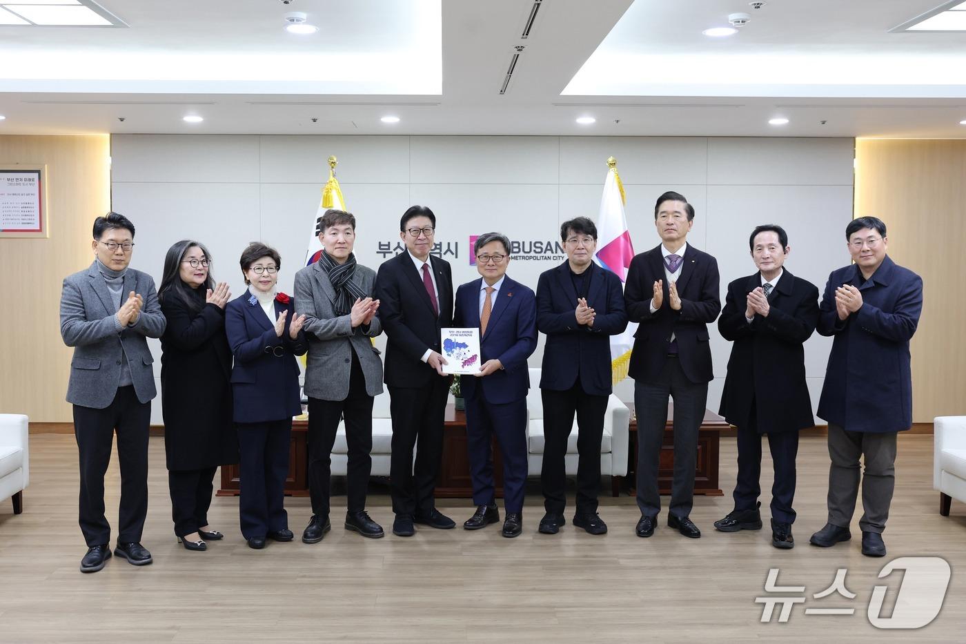 본문 이미지 - 박형준 부산시장이 부산·경남 행정통합 공론화위원회로부터 최종 의견서를 전달 받고 있다. (부산시 제공. 재판매 및 DB금지)