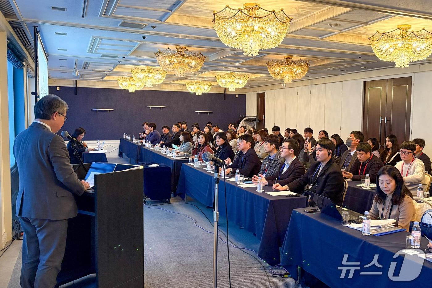 본문 이미지 - 한국에서 선발된 고교 교사 50명이 25일 일본 도쿄 KKR호텔에서 오리엔테이션을 하고 있다.(한경협 제공)
