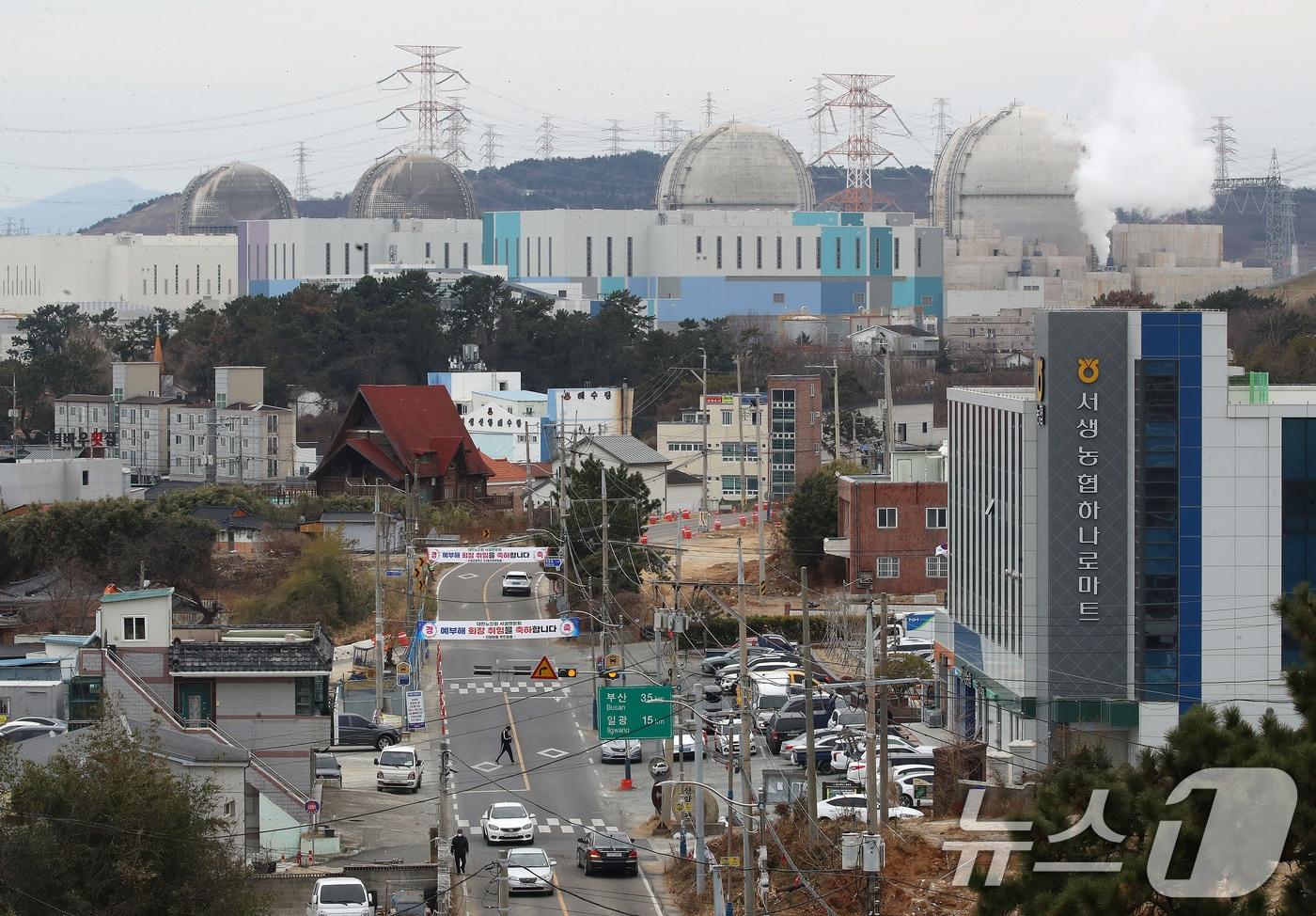 본문 이미지 - 울산 울주군 서생면 신고리 3(왼쪽부터), 4호기와 공사 중인 새울 3, 4호기(옛 신고리 5, 6호기). 2026.1.26 ⓒ 뉴스1 윤일지 기자