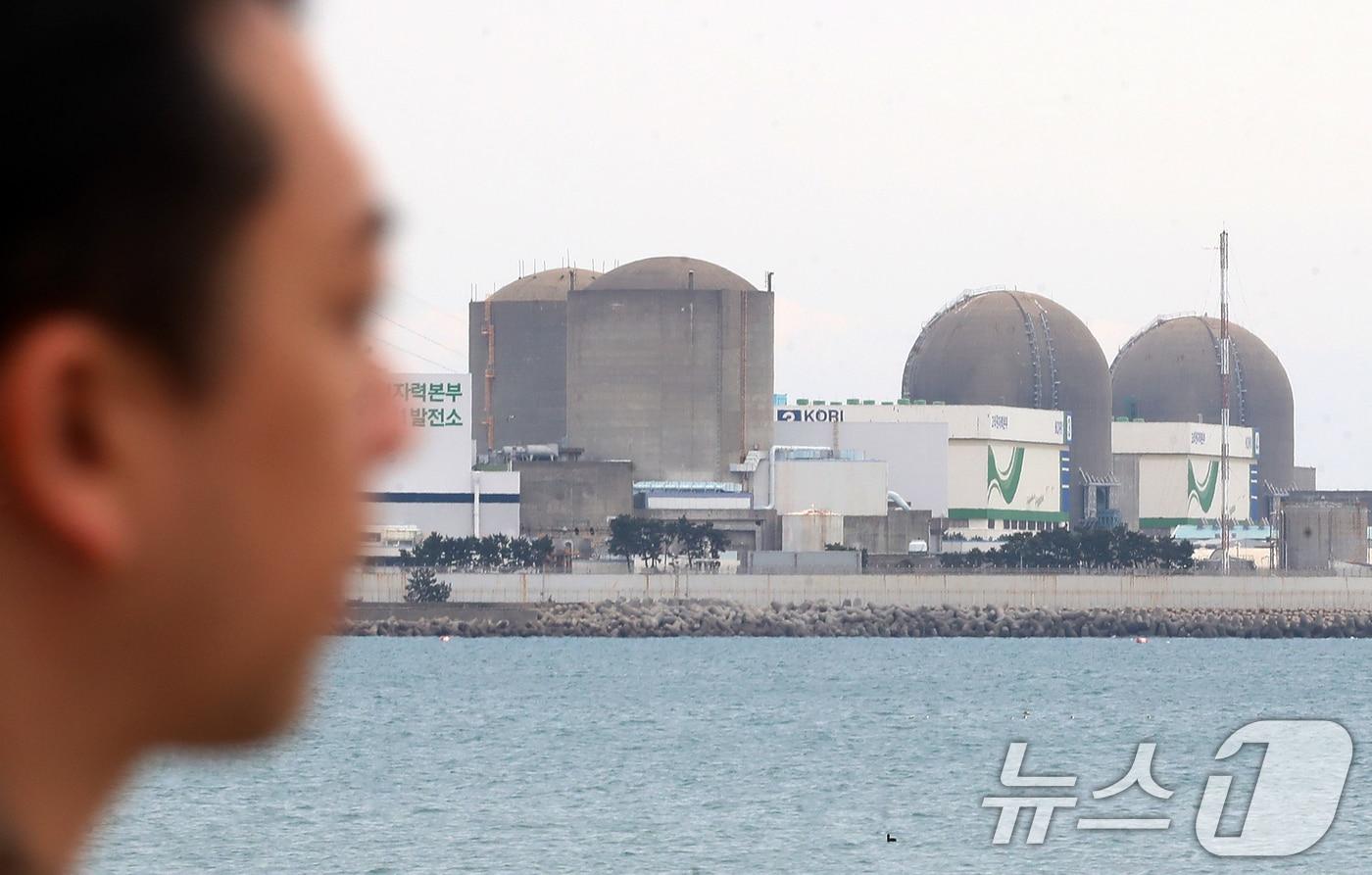 본문 이미지 - 정부가 26일 대형원전 2기와 소형모듈원전(SMR) 1기 건설을 포함한 신규 원전 계획을 지난해 초 윤석열 정부에서 확정했던 제11차 전력수급기본계획대로 이어가기로 했다. 정부는 5~6개월 내 신규 원전 부지를 정한 뒤, 2030년 초 건설 허가를 거쳐 2037~2038년까지 새 원전을 준공한다는 목표다. 사진은 이날 부산 기장군 장안읍 고리 1, 2, 3, 4호기 모습. 2026.1.26/뉴스1 ⓒ News1 윤일지 기자