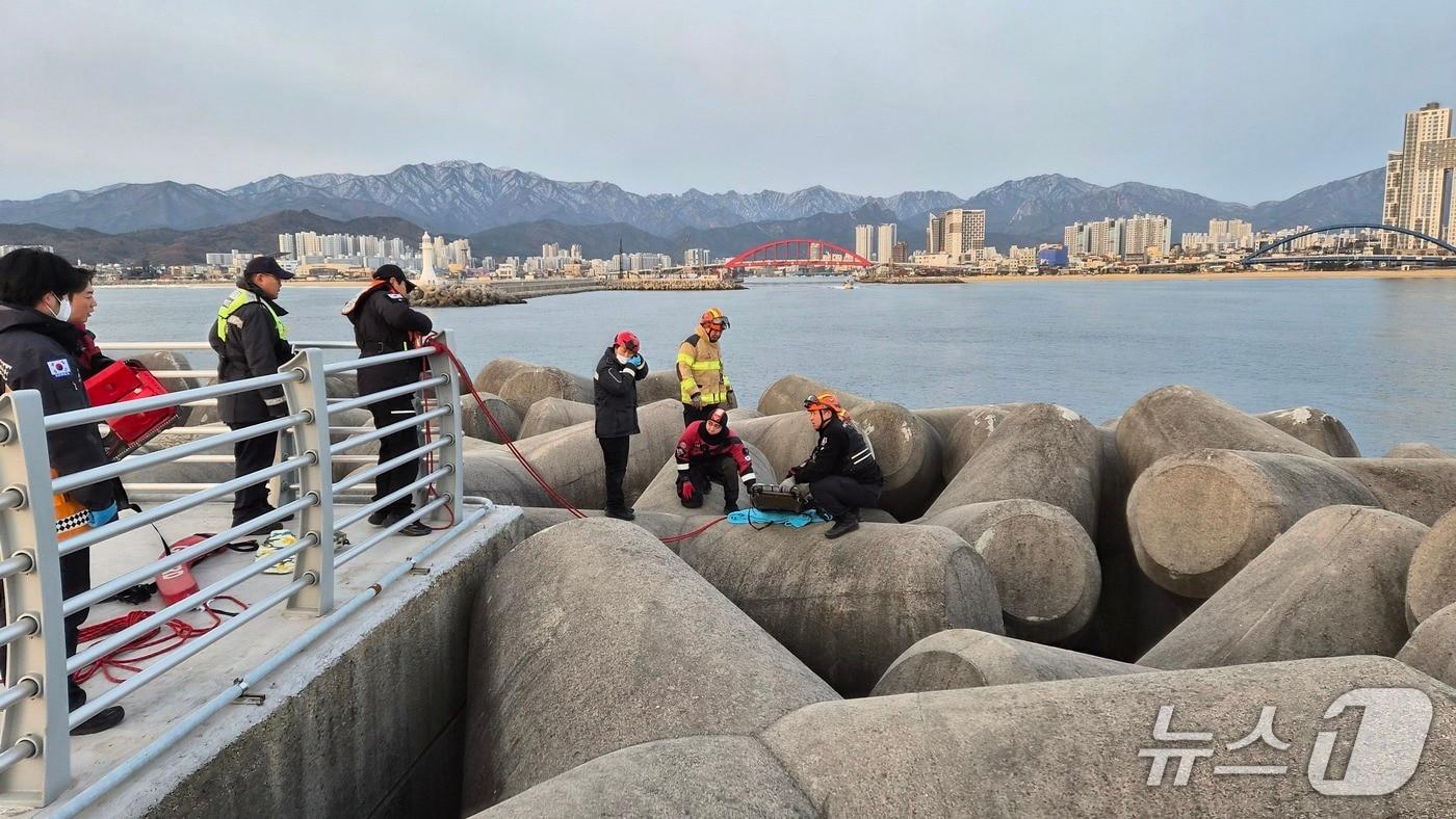 본문 이미지 - 26일 오전 강원 속초시 속초항 북방파제 테트라포드 추락사고 구조현장.(속초해경 제공, 재판매 및 DB 금지) 2026.1.26/뉴스1
