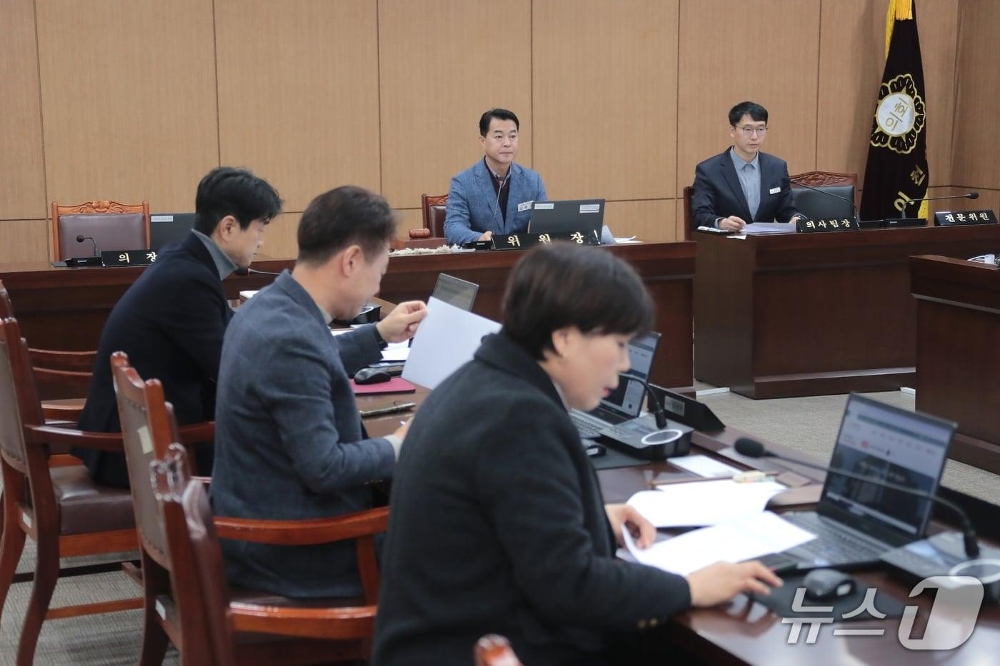 본문 이미지 - 26일 이천시의회 상임위원회실에서 열린 의회운영위원회 회의 모습.(이천시의회 제공)