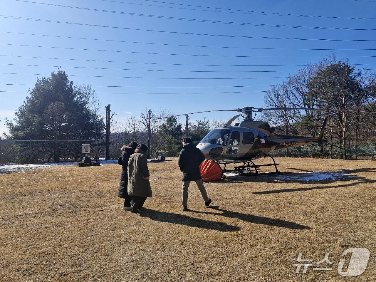 본문 이미지 - 경기 수원시 산불 진화 헬기. (수원시 제공. 재판매 및 DB 금지) 2026.1.26/뉴스1