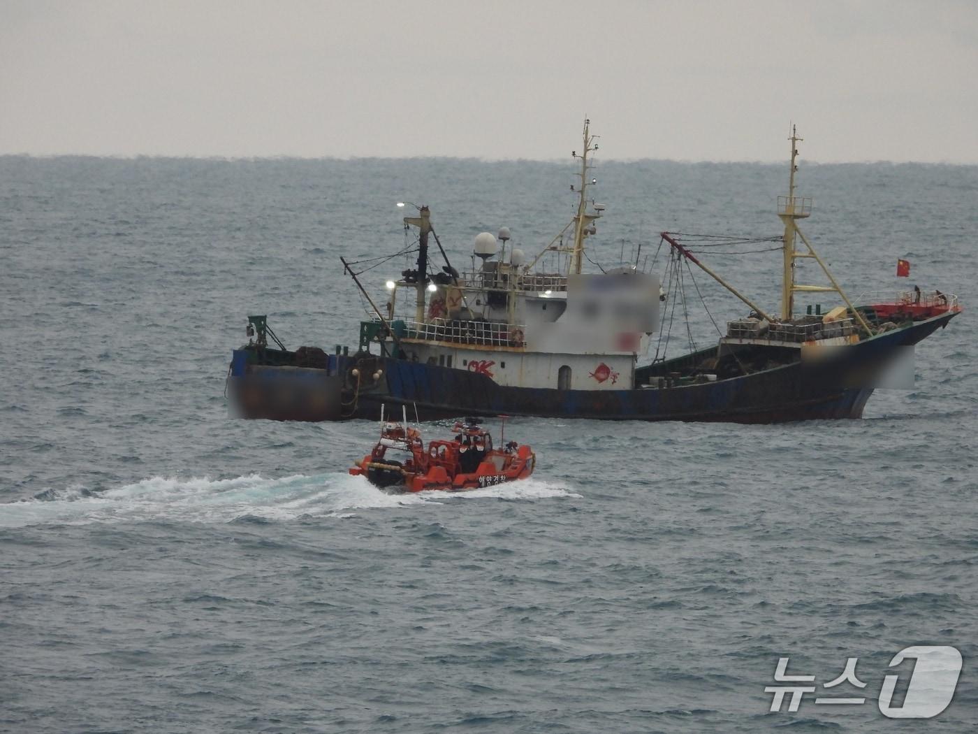 본문 이미지 - 제주 해상에서 조업 중 어획량을 축소해 일지를 작성한 중국어선 1척이 나포됐다.(서귀포해양경찰서 제공. 재판매 및 DB 금지)