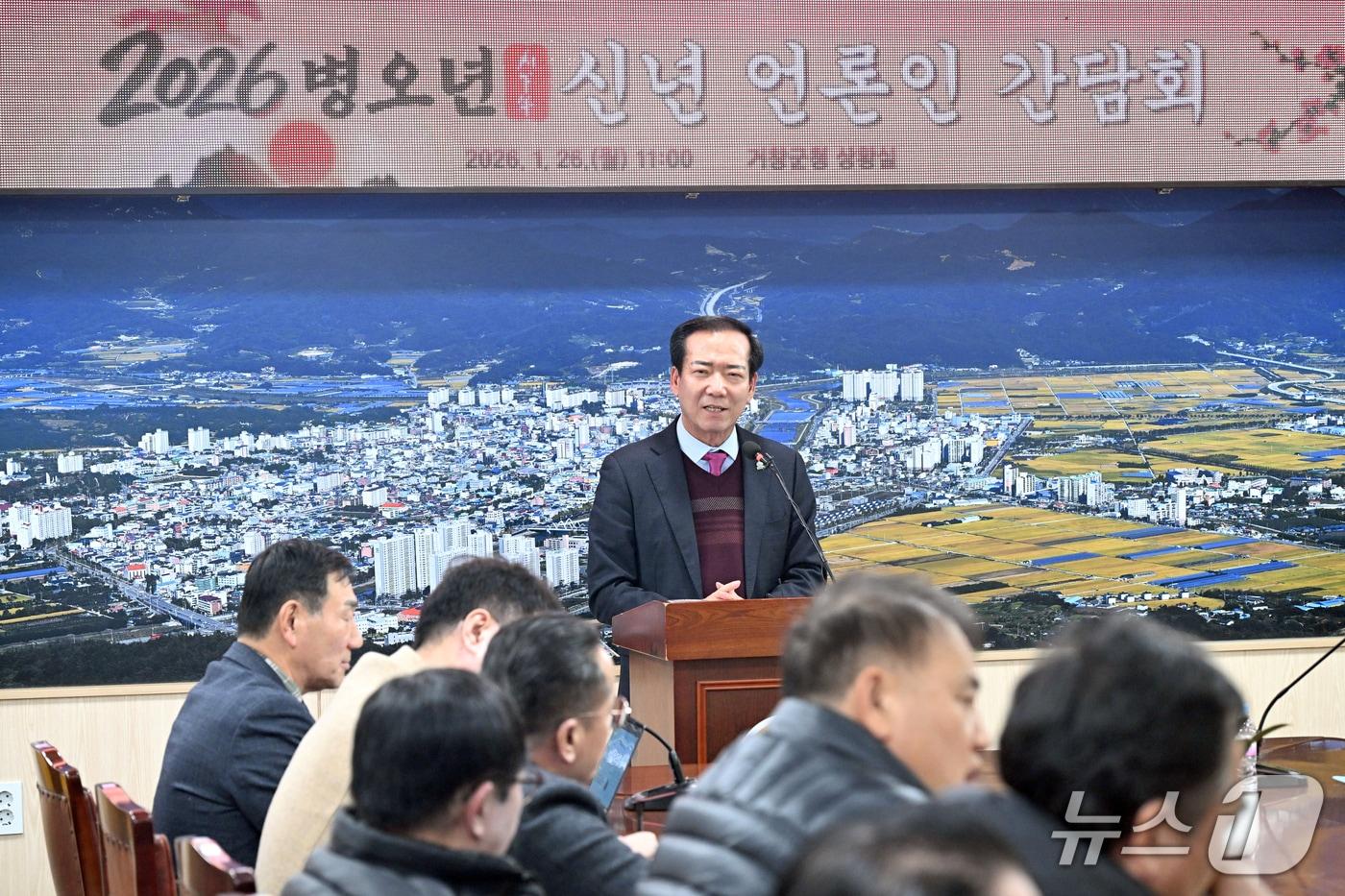 본문 이미지 - 26일 구인모 거창군수가 군청 상황실에서 신년 언론인 간담회를 갖고 있다.(거창군 제공. 재판매 및 DB금지)