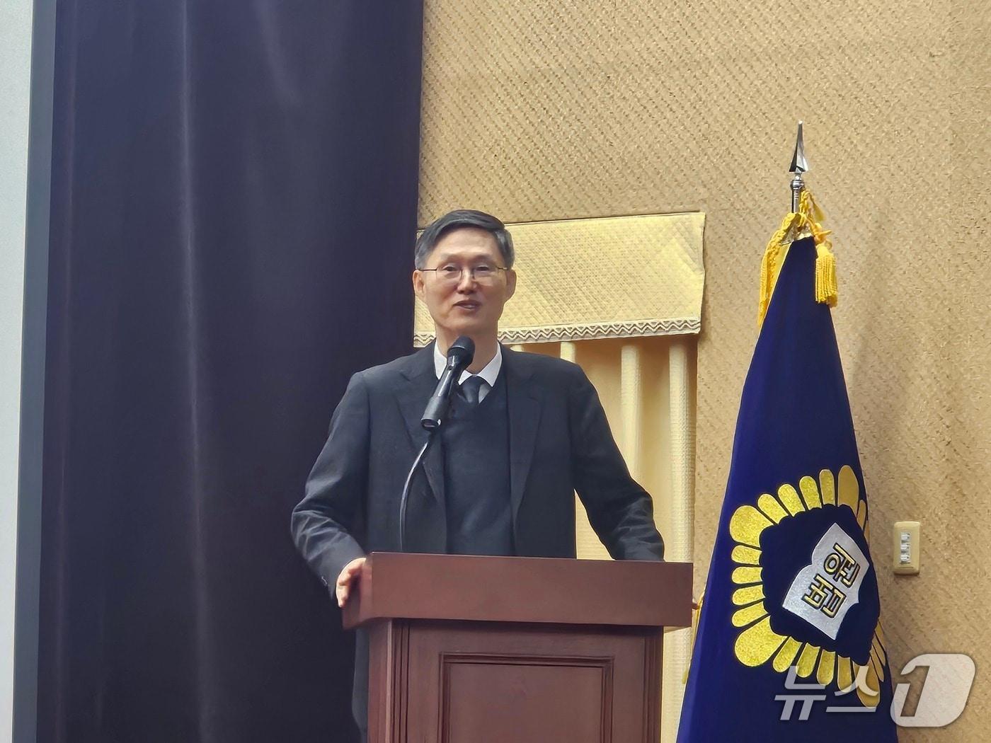 본문 이미지 - 문형배 전 헌법재판소장 권한대행이 26일 광주고법에서 열린 북토크에서 근황을 소개하고 있다. 2026.1.26/뉴스1 최성국 기자