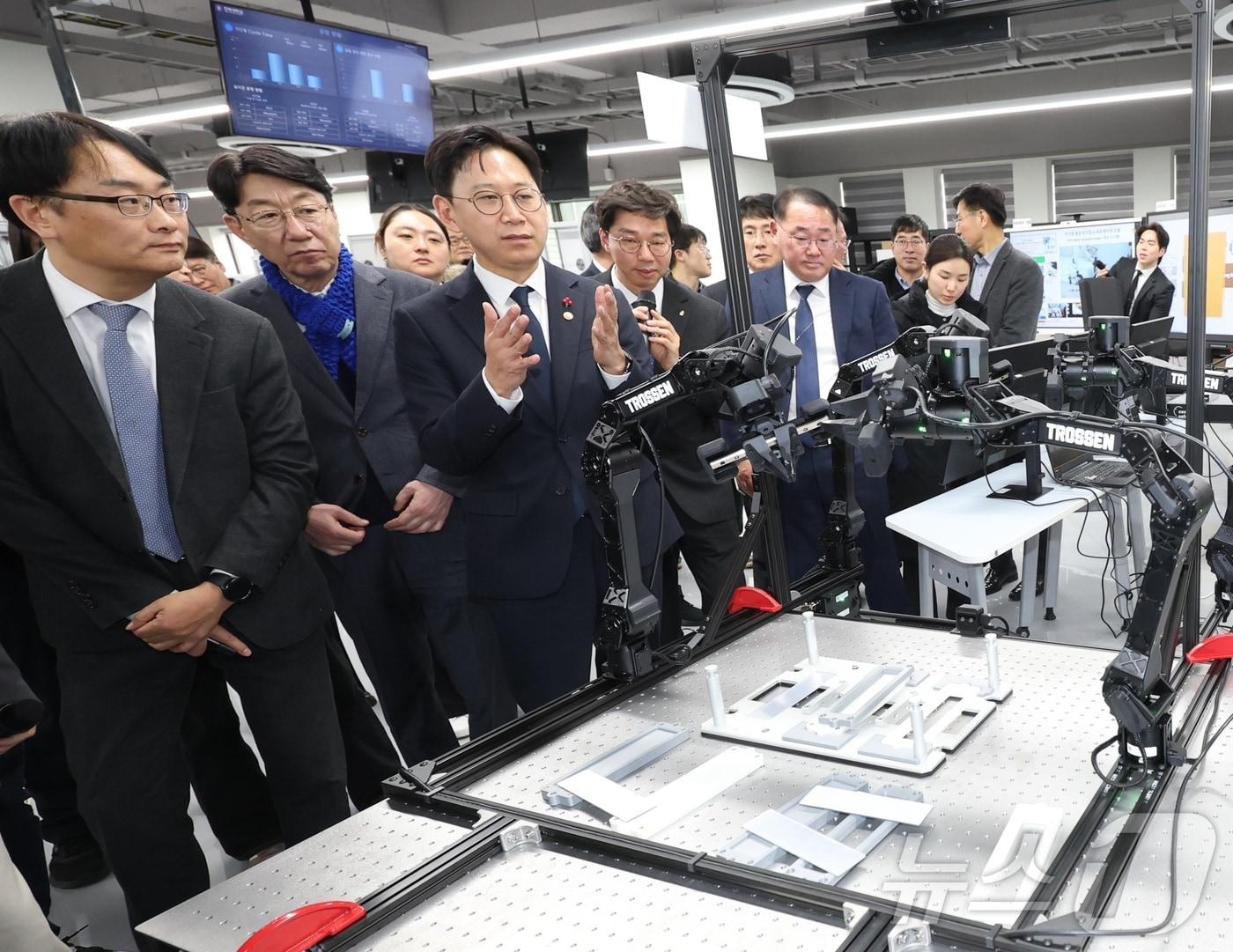 본문 이미지 - 배경훈 부총리 겸 과학기술정보통신부 장관이 26일 전북 전주시 전북대학교 창조2관에서 열린 피지컬AI 실증랩 개소식에 참석해 시설을 살펴보고 있다. 2026.1.26/뉴스1 ⓒ News1 유경석 기자