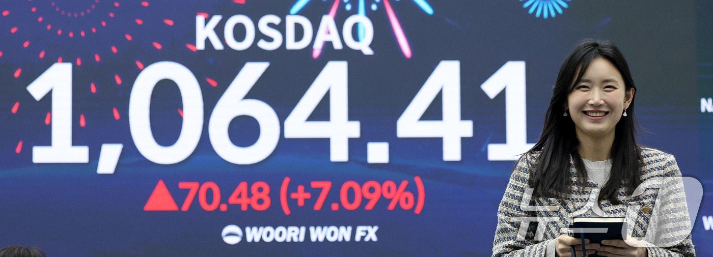 본문 이미지 - 26일 서울 중구 우리은행 본점 딜링룸 현황판에 코스닥 지수가 전장보다 70.48포인트(7.09%) 오른 1,064.41이 나타나고 있다. 이날 코스닥 지수는 7% 넘게 오르면서 4년 만에 1000포인트를 돌파했다. 2026.1.26/뉴스1 ⓒ News1 박지혜 기자