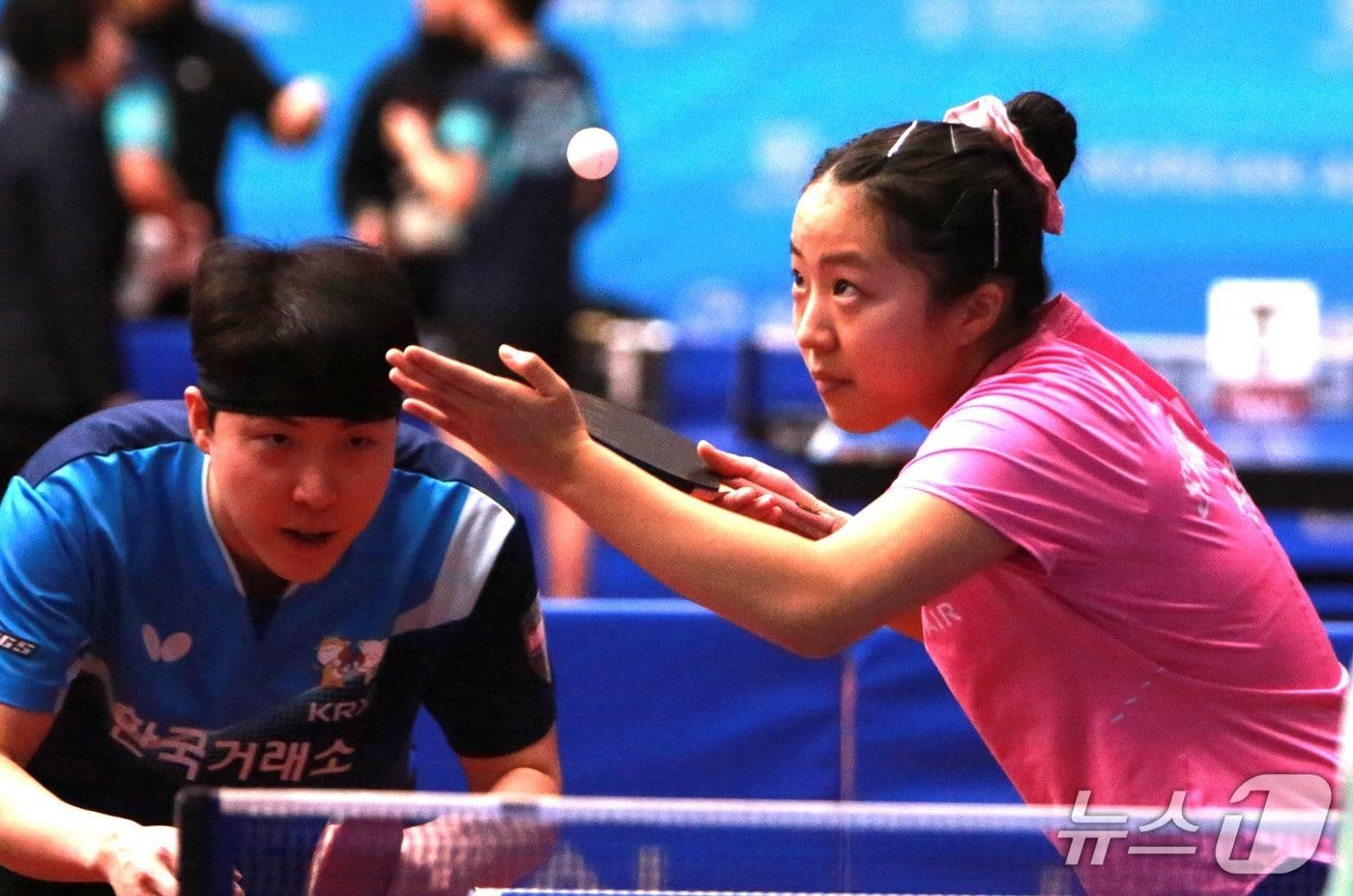 본문 이미지 -  임종훈(한국거래소)-신유빈(대한항공) 듀오.2026.1.25 ⓒNews1 /뉴스1 손도언 기자