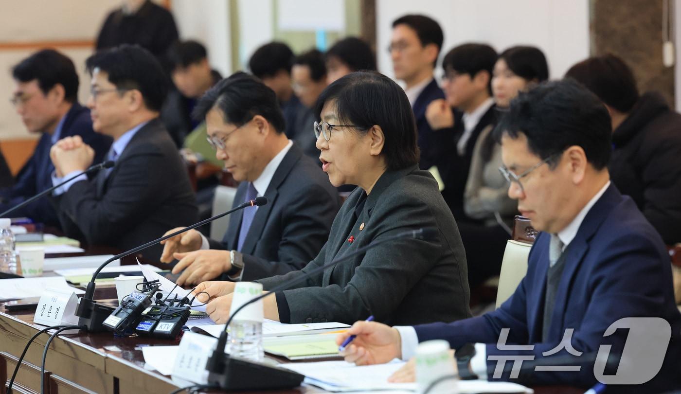 본문 이미지 - 정은경 보건복지부 장관이 26일 서울 종로구 정부서울청사에서 열린 2026년도 제1차 국민연금기금운용위원회 회의에서 모두발언을 하고 있다. 2026.1.26/뉴스1 ⓒ News1 임세영 기자