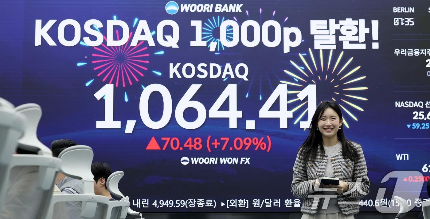 본문 이미지 - 26일 서울 중구 우리은행 본점 딜링룸 현황판에 코스닥 지수가 전장보다 70.48포인트(7.09%) 오른 1,064.41이 나타나고 있다. 이날 코스닥 지수는 7% 넘게 오르면서 4년 만에 1000포인트를 돌파했다. 2026.1.26/뉴스1 ⓒ News1 박지혜 기자