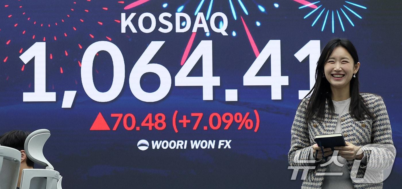 본문 이미지 - 26일 서울 중구 우리은행 본점 딜링룸 현황판에 코스닥 지수가 전장보다 70.48포인트(7.09%) 오른 1,064.41이 나타나고 있다. 이날 코스닥 지수는 7% 넘게 오르면서 4년 만에 1000포인트를 돌파했다. 2026.1.26/뉴스1 ⓒ News1 박지혜 기자