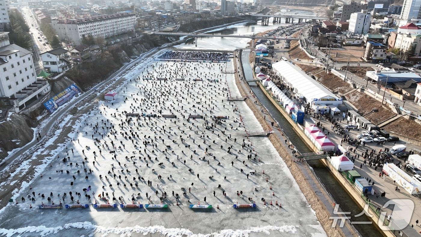 본문 이미지 - 제14회 홍천강 꽁꽁축제 현장 사진.(홍천문화재단 제공. 재판매 및 DB금지)/뉴스1