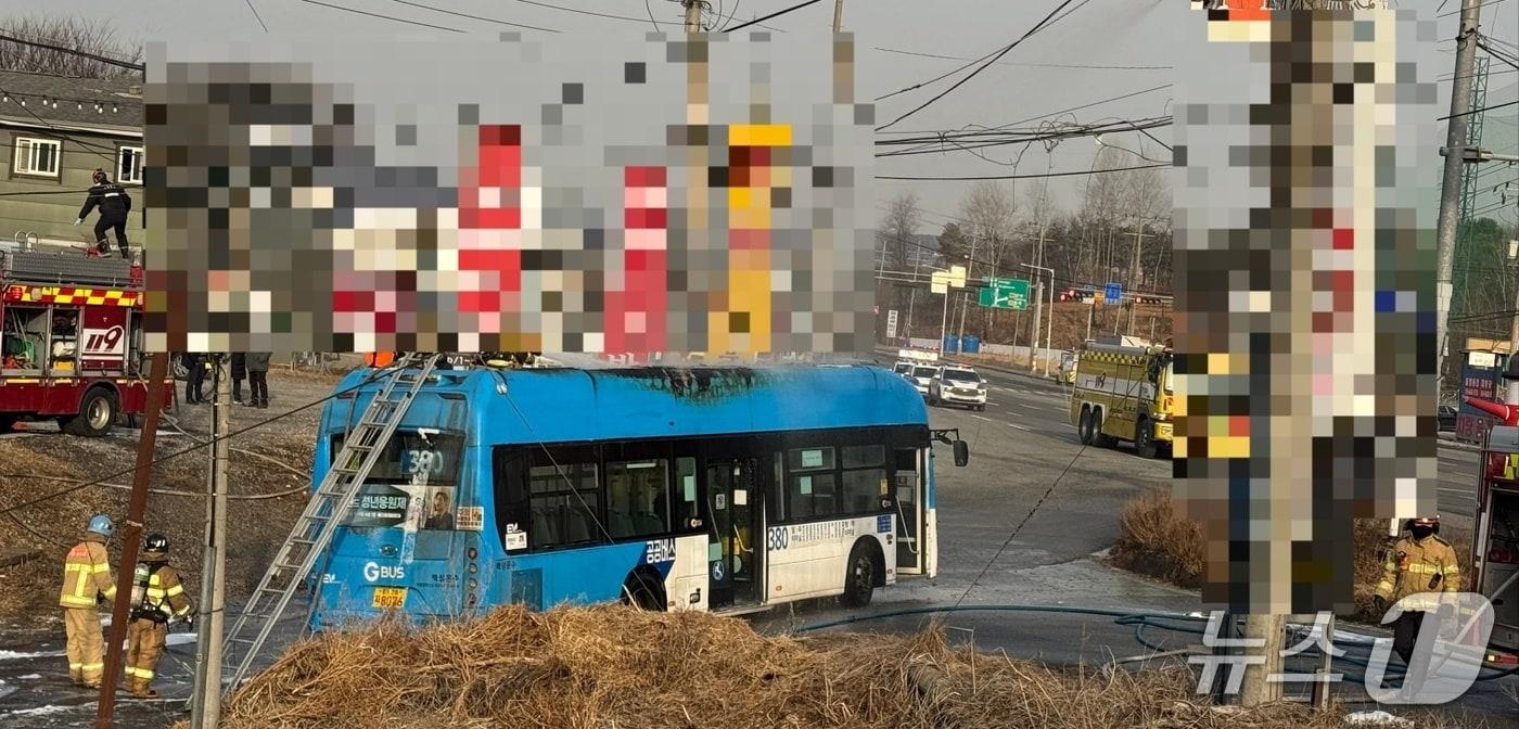 본문 이미지 - 안성 일죽면 전기버스 화재 현장에서 소방대원들이 진화작업을 벌이고 있다.(독자 제공) /뉴스1 최대호 기자