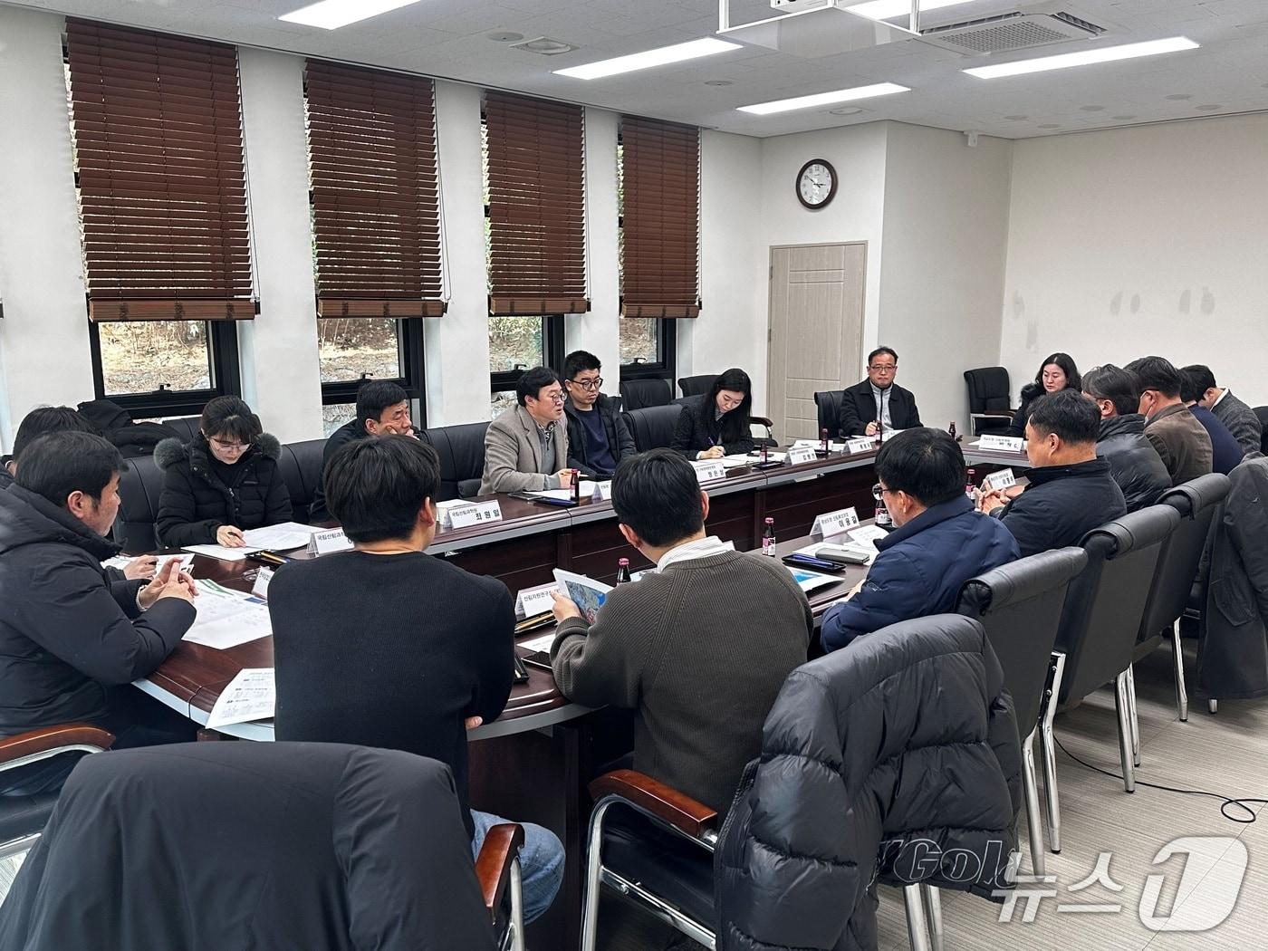 본문 이미지 - 산림청은 충남도의 광역 단위 방제전략 점검을 위한 긴급회의를 태안군 일원에서 26일 개최했다. (산림청 제공.재판매 및 DB 금지)/뉴스1