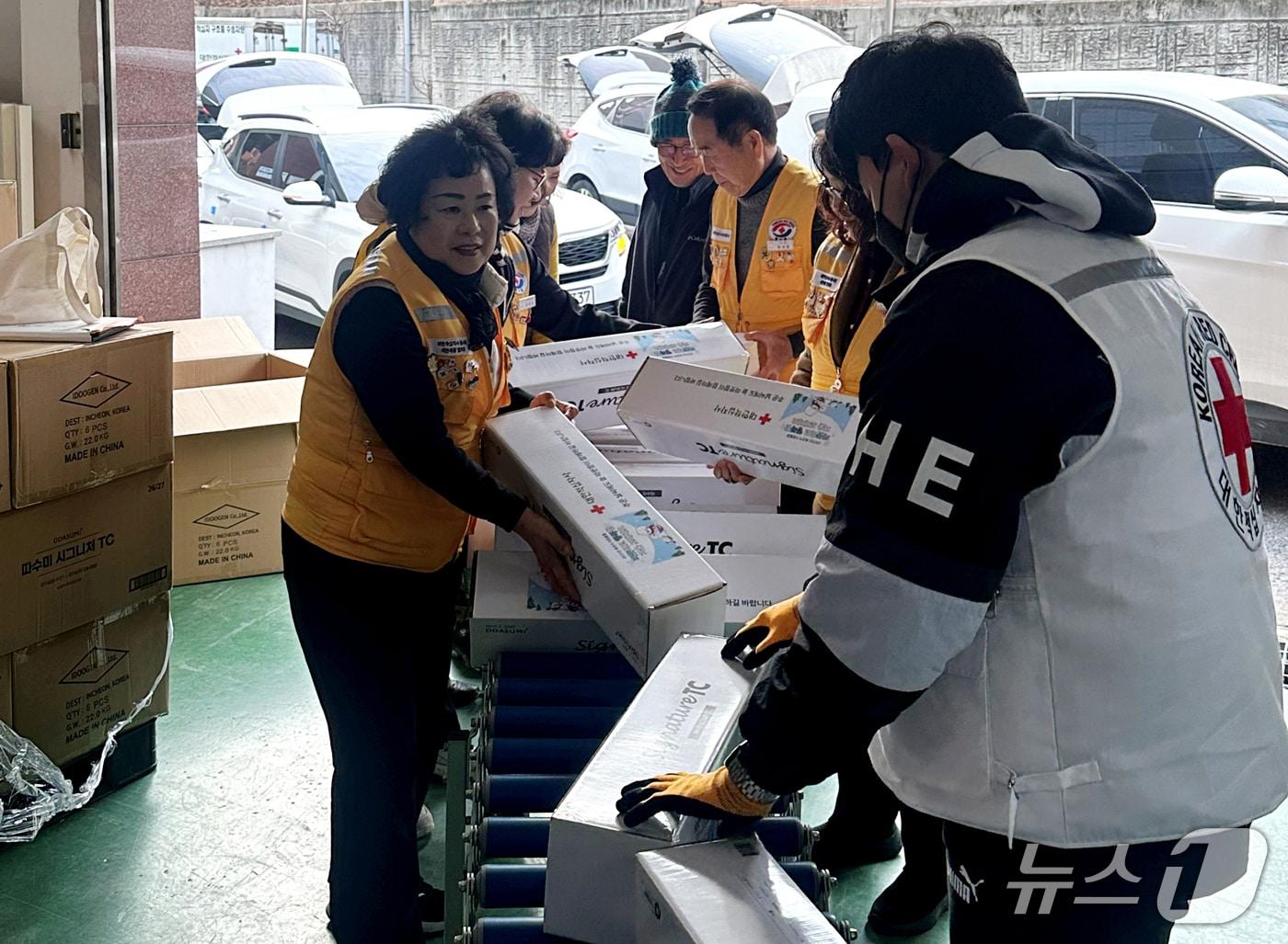본문 이미지 - 대한적십자사 대전·세종지사가 취약계층에 전달할 물품을 준비하고 있다.(대한적십자사 대전·세종지사 제공. 재판매 및 DB금지)/뉴스1