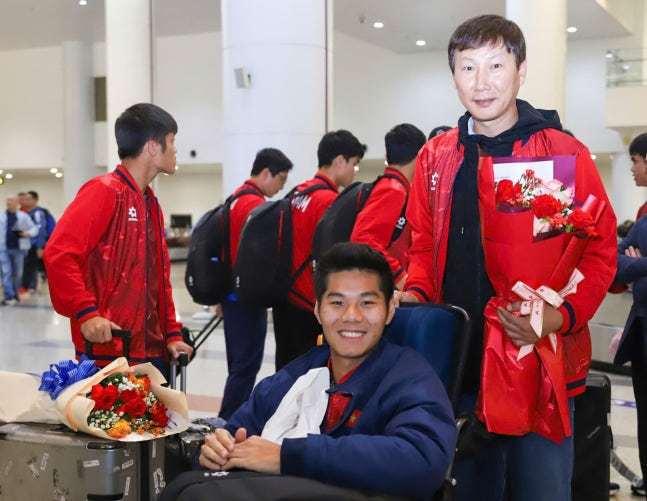 본문 이미지 - 제자의 휠체어를 끄는 김상식 감독(오른쪽)(베트남넷 제공)