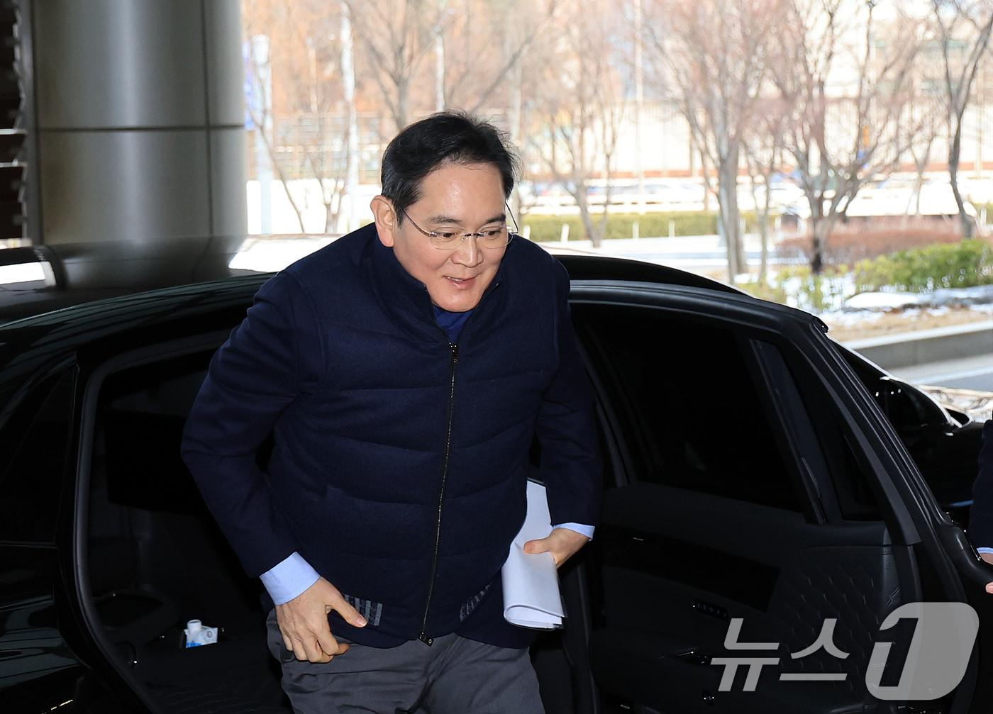 본문 이미지 - 이재용 삼성전자 회장이 26일 서울 강서구 김포비즈니스항공센터에서 미국으로 출국하기위해 차량에서 내리고 있다. 이 회장은 고 이건희 선대회장의 국보급 기증 문화재 ‘이건희 컬렉션’의 성공적인 첫 해외 전시를 기념하기 위해 미국 워싱턴D.C를 방문할 예정이다. 1500년 한국 미술사를 관통하는 걸작으로 현지 관람객과 전문가들의 찬사를 받은 이건희 컬렉션은 오는 3월 미국 시카고박물관, 9월 영국 대영 박물관으로 자리를 옮겨 전시를 이어간다. ⓒ News1 이호윤 기자