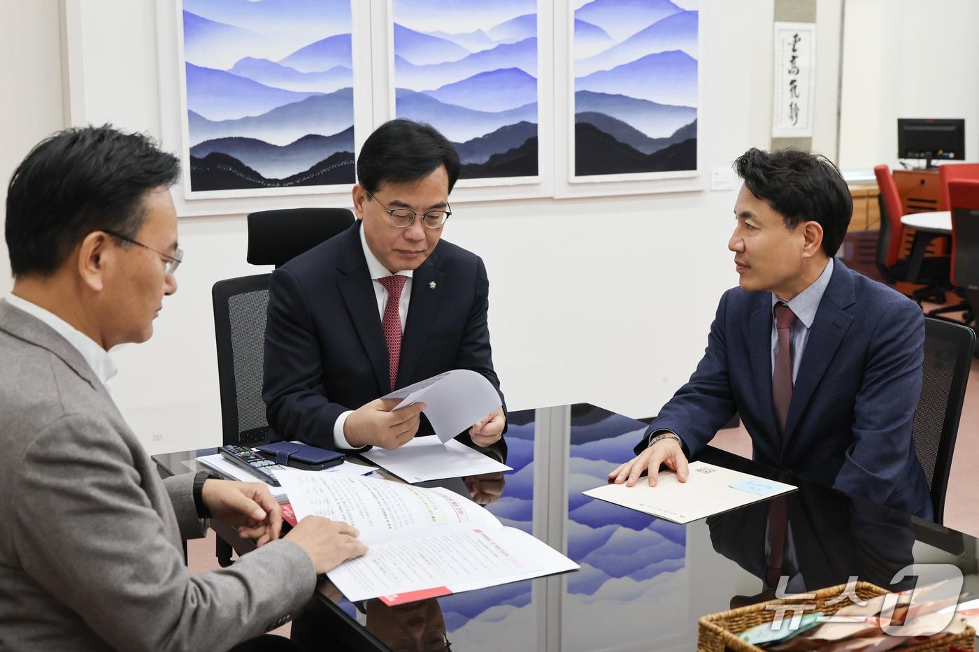 본문 이미지 - 김진태 강원도지사는 26일 국회를 찾아 여·야에 강원특별법 등 '3특'에 대한 적극적 관심을 요청했다.(강원도 제공. 재판매 및 DB금지)/뉴스1