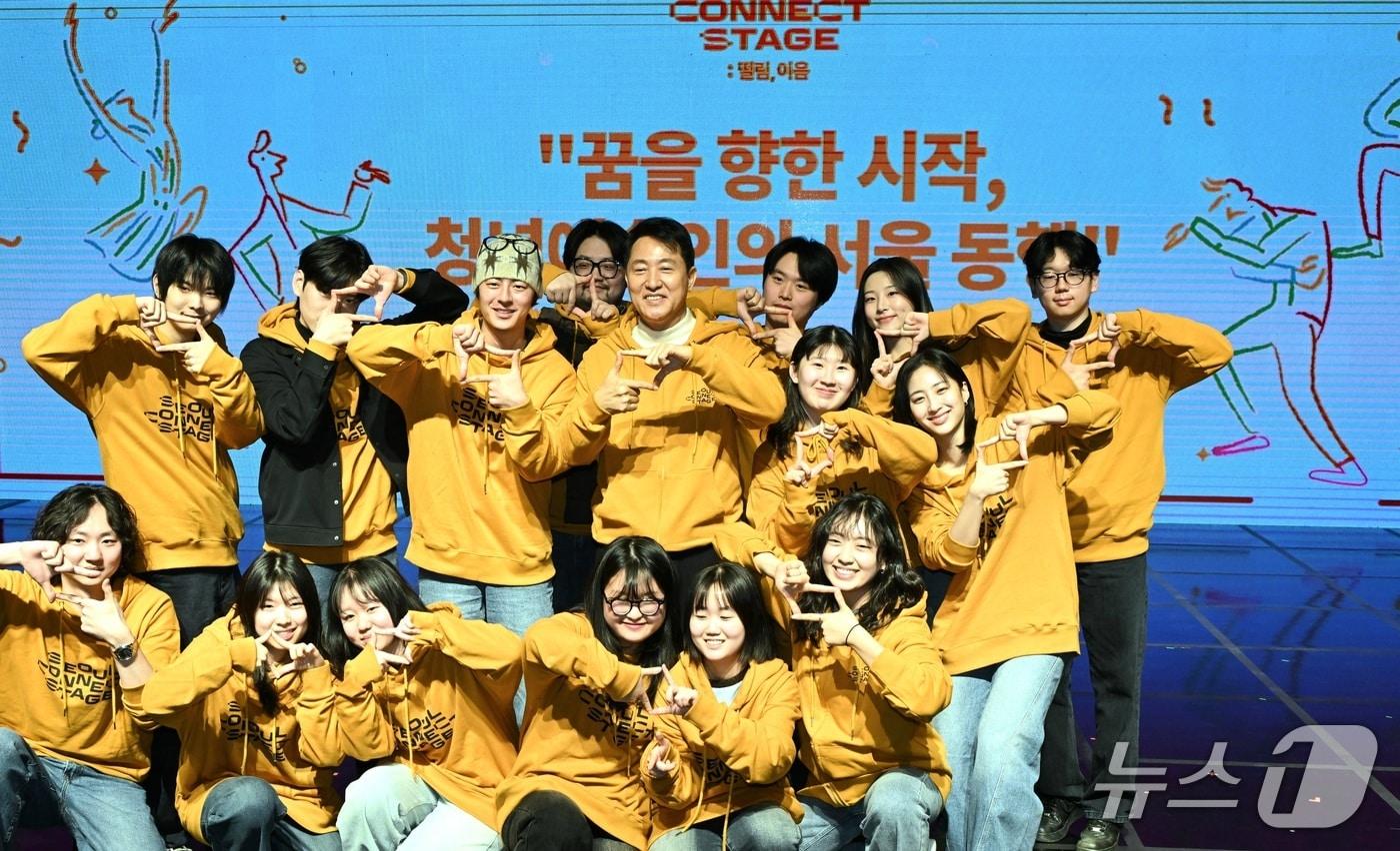 본문 이미지 - 오세훈 서울시장이 26일 '서울 커넥트 스테이지' 개막식에서 청년 예술인들과 기념사진을 촬영하고 있다.