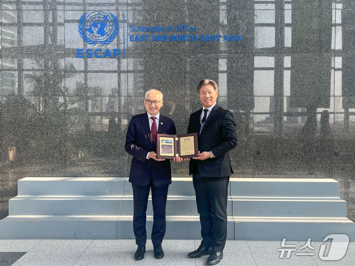 본문 이미지 - 강볼드 바산자브 UN ESCAP 대표와 류동근 한국해양대 총장이 감사패를 들고 기념촬영을 하는 모습 (해양대 제공. 재판매 및 DB금지)