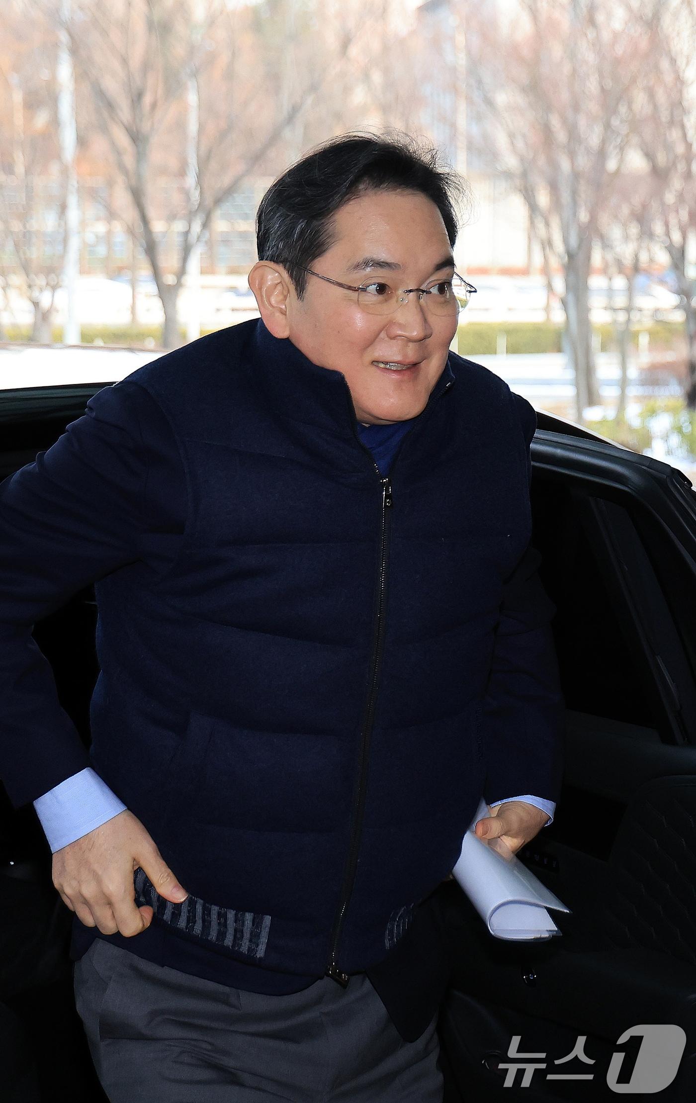 본문 이미지 - 이재용 삼성전자 회장이 26일 서울 강서구 김포비즈니스항공센터에서 고 이건희 선대회장의 국보급 기증 문화재 ‘이건희 컬렉션’의 성공적인 첫 해외 전시를 기념하기 위해 미국으로 출국하고 있다. 1500년 한국 미술사를 관통하는 걸작으로 현지 관람객과 전문가들의 찬사를 받은 이건희 컬렉션은 오는 3월 미국 시카고박물관, 9월 영국 대영 박물관으로 자리를 옮겨 전시를 이어간다. 2026.1.26/뉴스1 ⓒ News1 이호윤 기자