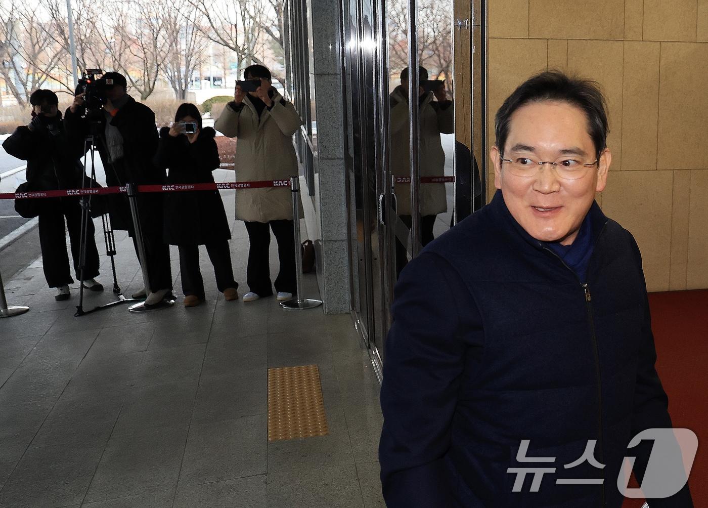 본문 이미지 - 이재용 삼성전자 회장이 26일 서울 강서구 김포비즈니스항공센터에서 고 이건희 선대회장의 국보급 기증 문화재 ‘이건희 컬렉션’의 성공적인 첫 해외 전시를 기념하기 위해 미국으로 출국하고 있다. 2026.1.26/뉴스1 ⓒ News1 이호윤 기자