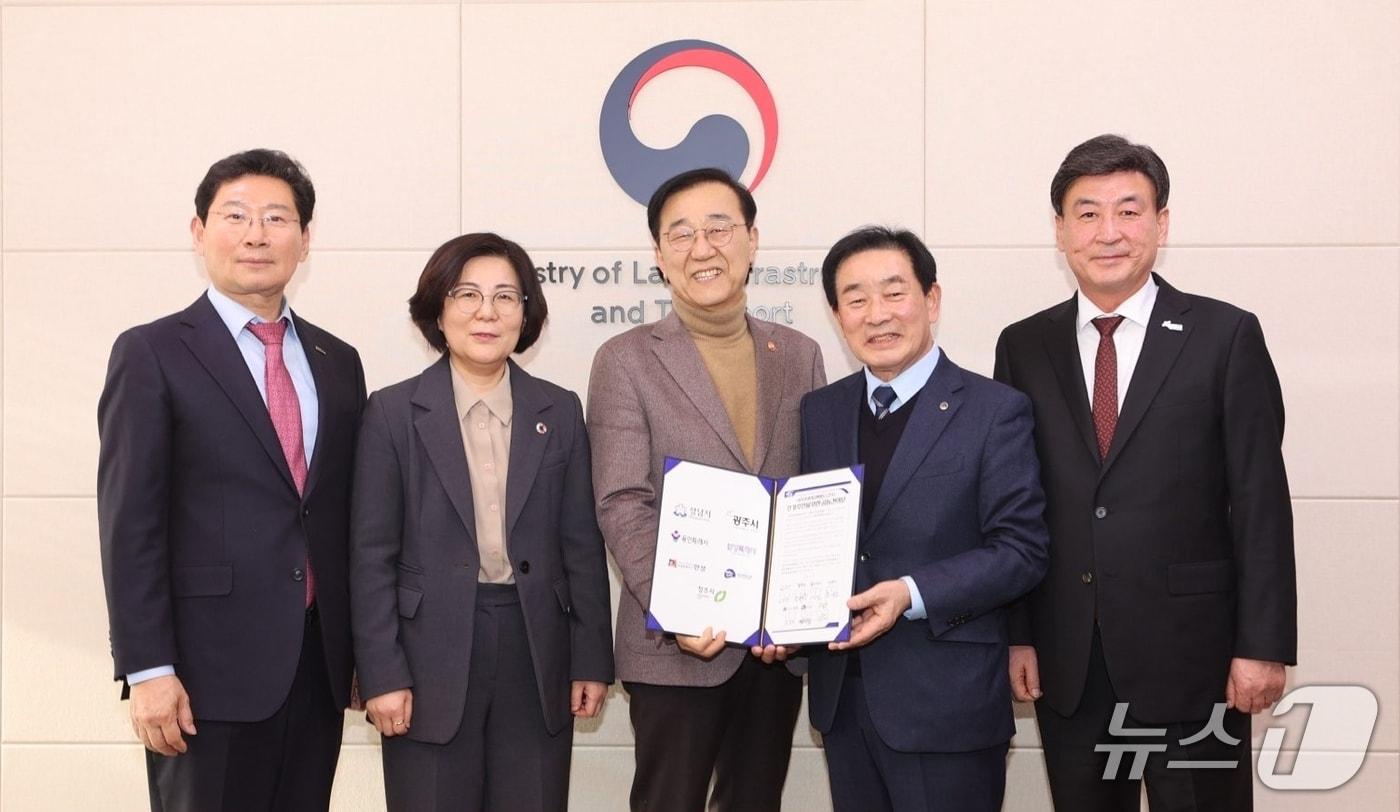 본문 이미지 - 중부권 광역급행철도(JTX) 행정협의체는 26일 성남·광주·용인·화성·안성·진천·청주 등 7개 지자체 공동명의로 JTX 조기 추진을 촉구하는 공동건의문을 국토교통부에 전달했다.(진천군 제공, 재판매 및 DB금지)/뉴스1