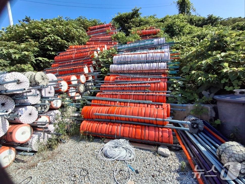 본문 이미지 - 어촌계장이 부정수령한 친환경 인증부표의 모습.(완도해경 제공. 재판매 및 DB 금지)