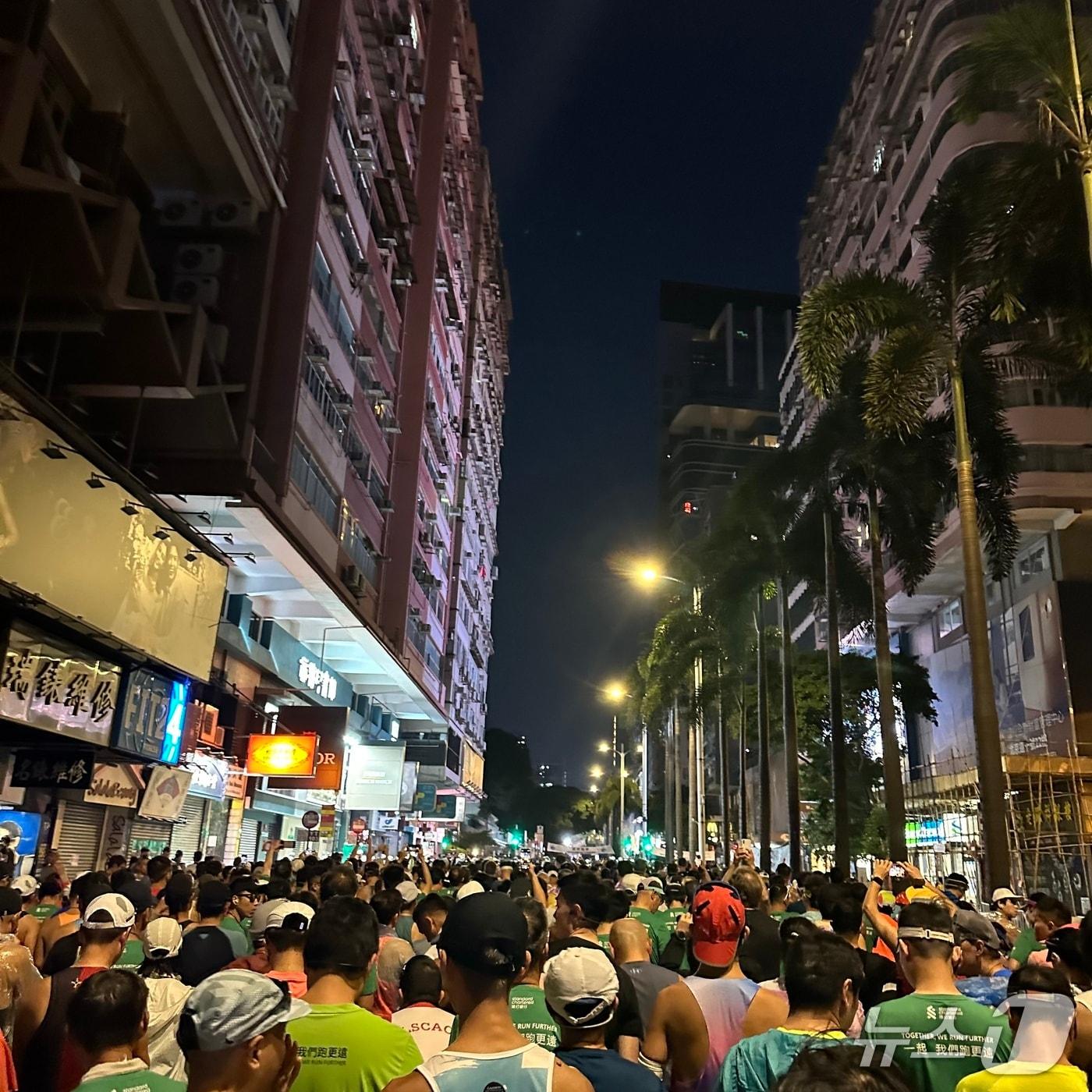 본문 이미지 - 2026 스탠다드차타드 홍콩 마라톤 풀코스 참가자들이 출발선에 도열한 모습. 2026.1.18/뉴스1 ⓒ News1 이상휼 기자