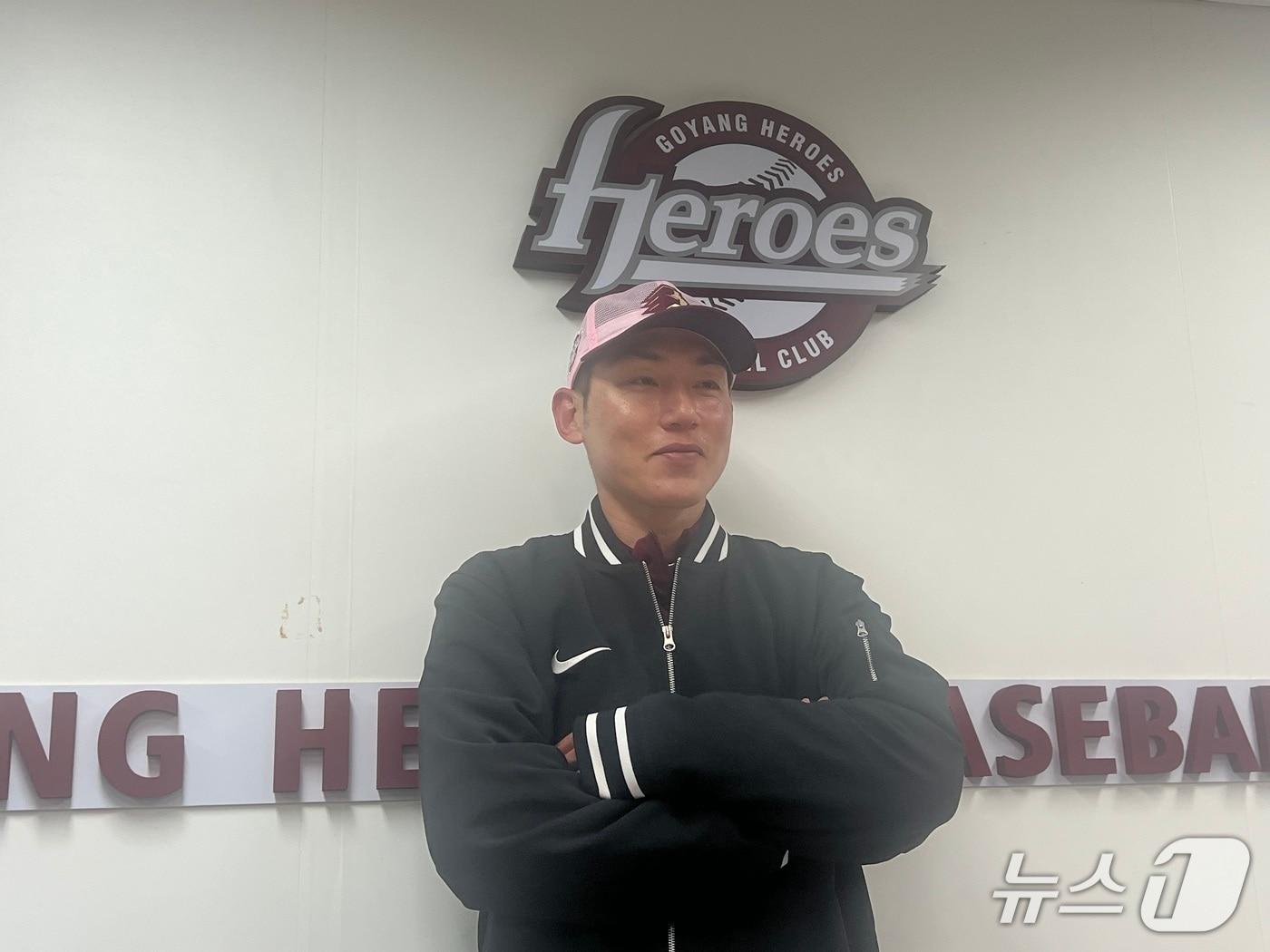 본문 이미지 - 키움 히어로즈로 복귀한 서건창이 26일 경기 고양 국가대표 야구훈련장에서 사진 촬영 포즈를 취하고 있다. 2026.1.26/뉴스1 ⓒ News1 이상철 기자