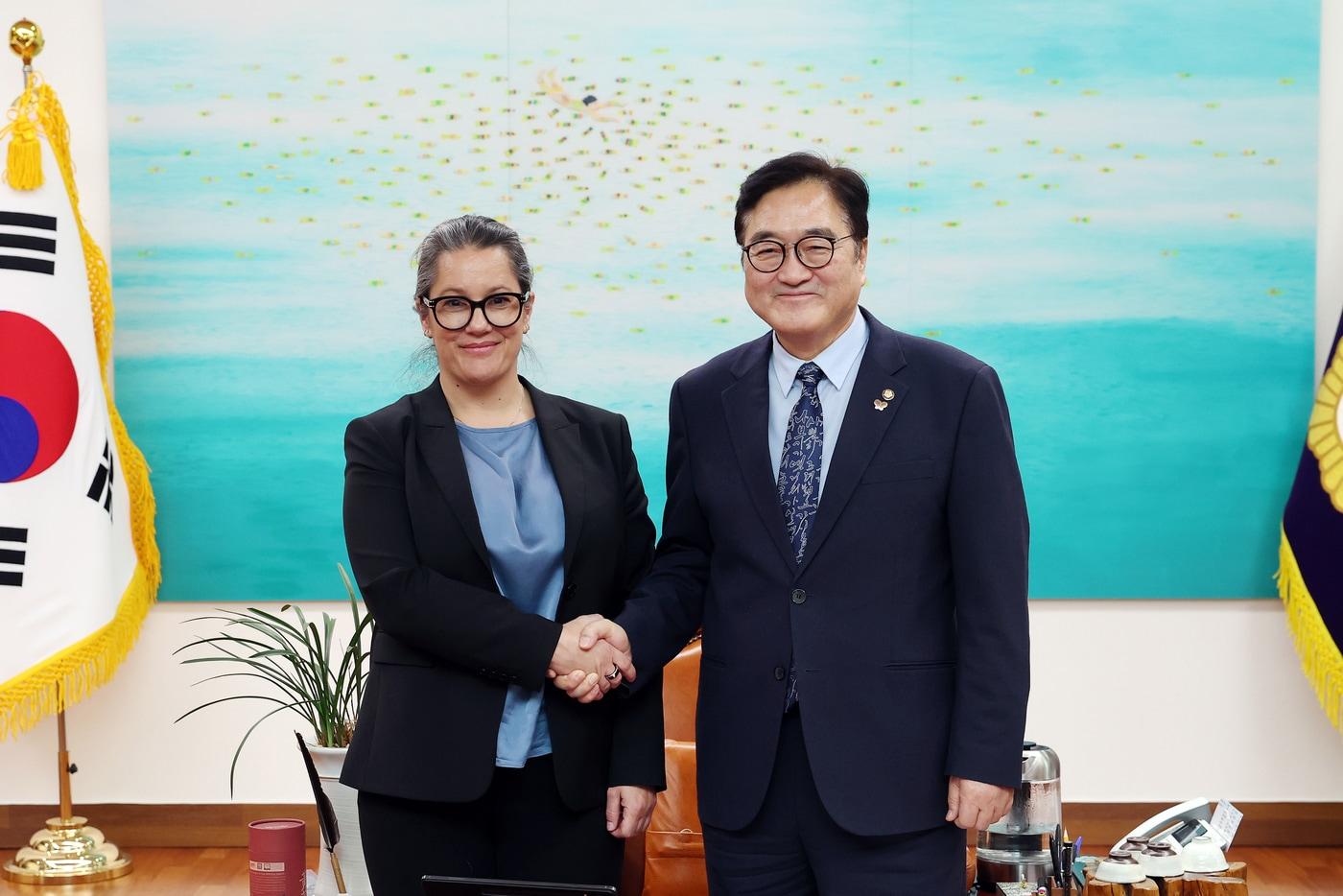 본문 이미지 - 우원식 국회의장은 26일 오후 국회 의장 집무실에서 잉거 애싱 세이브더칠드런 인터내셔널 최고경영자(CEO)와 면담했다. (국회의장실 제공)