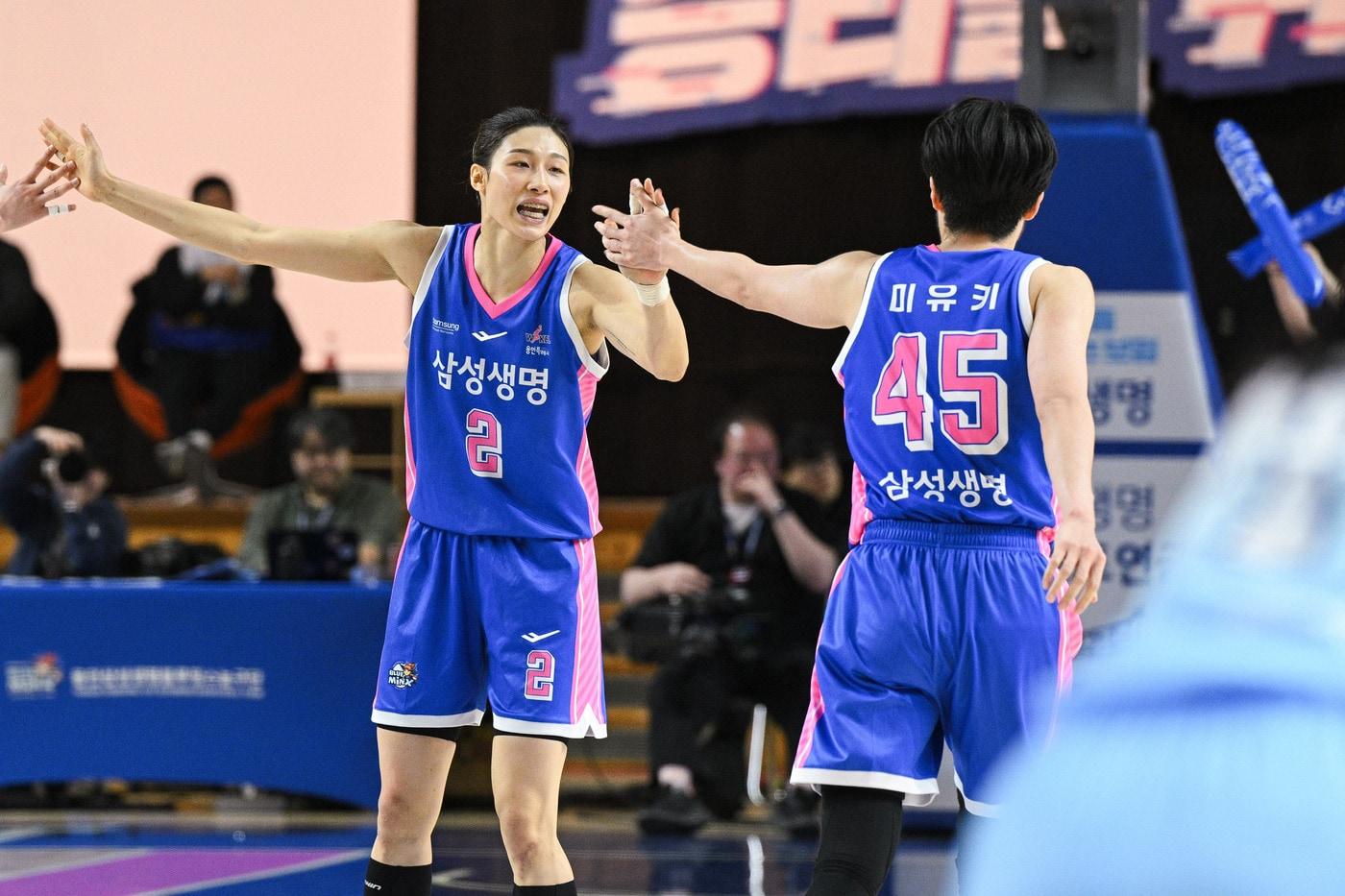 본문 이미지 - 용인 삼성생명의 이해란(왼쪽)과 가와무라 미유키가 26일 용인실내체육관에서 열린 2025-26 여자프로농구 인천 신한은행전에서 함게 기뻐하고 있다. (WKBL 제공)