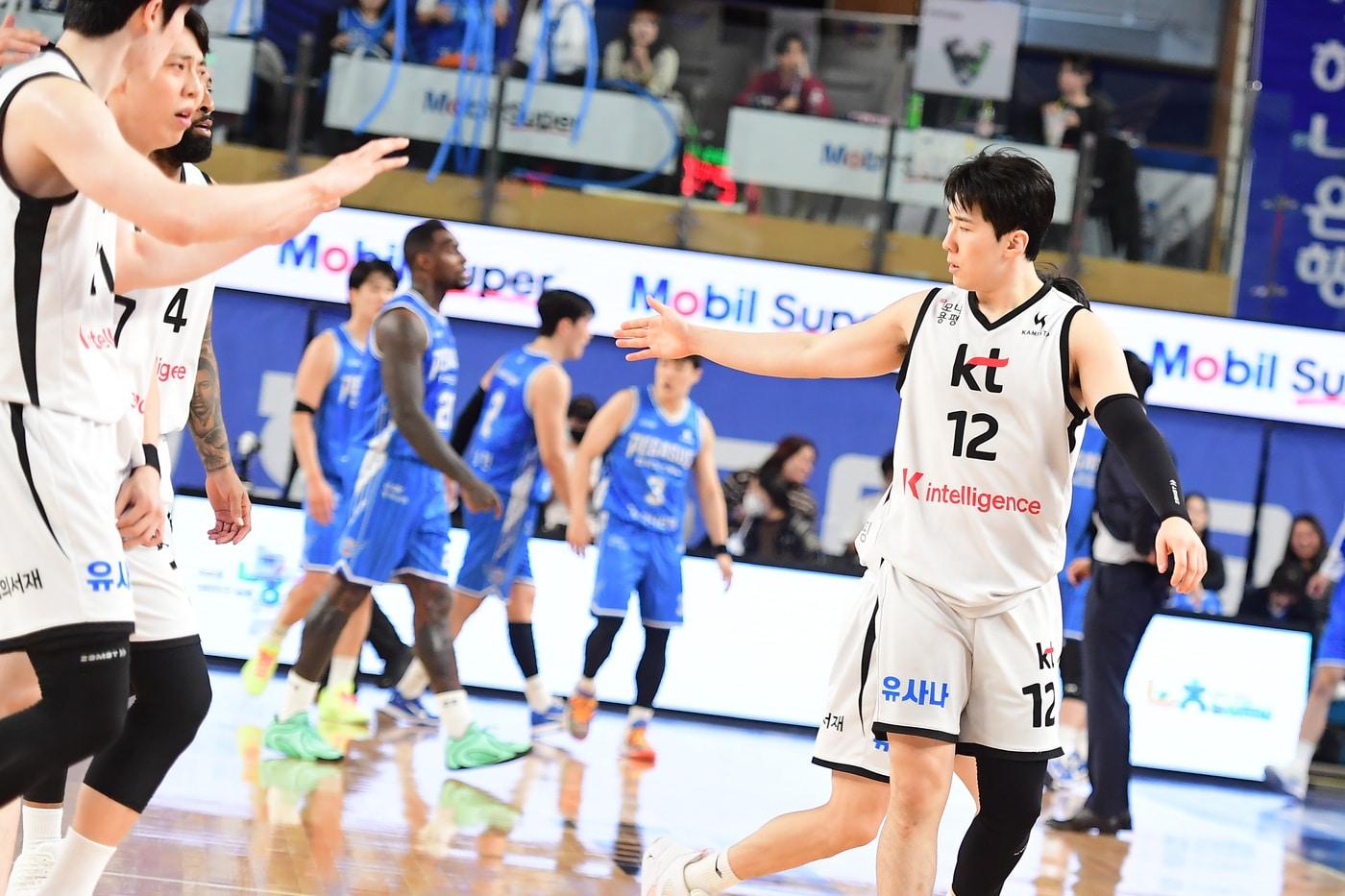 본문 이미지 - 수원 KT는 26일 대구체육관에서 열린 2025-26 프로농구 대구 한국가스공사전에서 75-74로 승리했다. 사진은 결승점을 기록한 문정현(오른쪽). (KBL 제공)