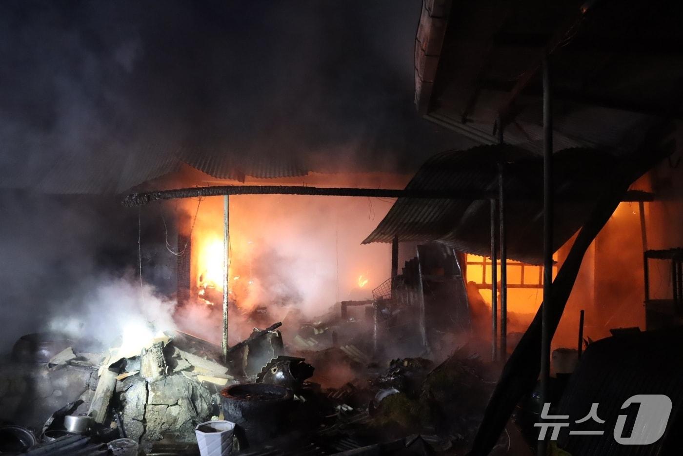 본문 이미지 - 부여군 규암면 주택 화재 현장. (부여소방서 제공, 재판매 및 DB금지) / 뉴스1 