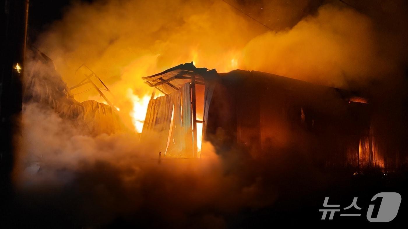 본문 이미지 - 화재 현장 모습.(전북소방 제공. 재판매 및 DB 금지)