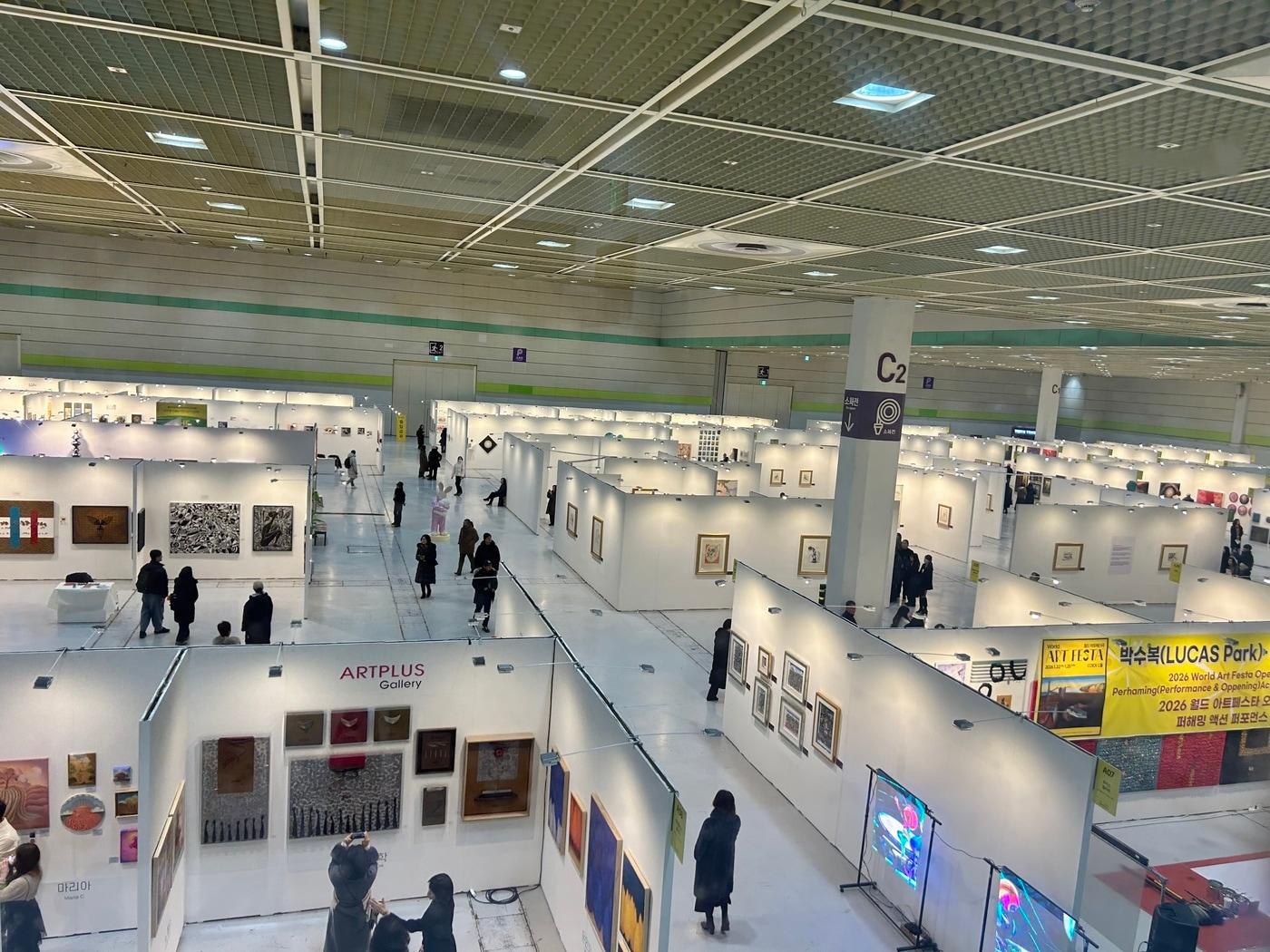 본문 이미지 - WAF26_전시장 전경 (월드 아트 페스타 2026 운영위원회 제공)