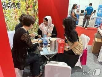 본문 이미지 - 제4기 트레이드 루키 교육생 활동 모습.(부산시 제공. 재판매 및 DB금지)