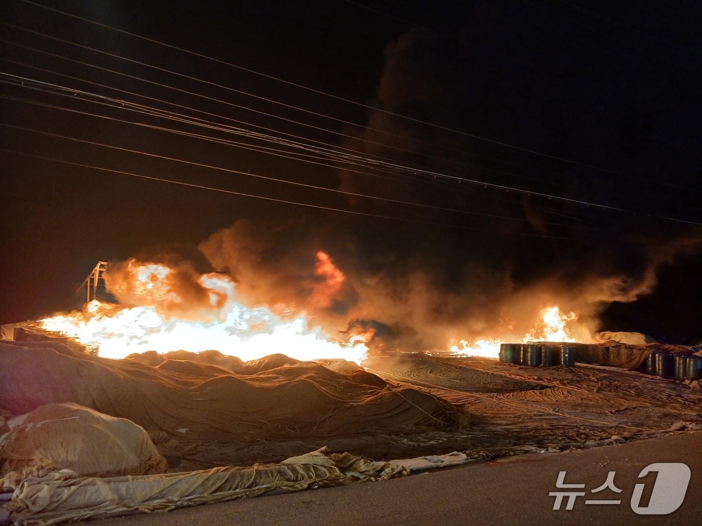 본문 이미지 - 소방 당국이 26일 전남 영광군의 한 비닐하우스에서 발생한 불을 끄고 있다.(전남소방본부 제공. 재판매 및 DB 금지) 2026.1.27
