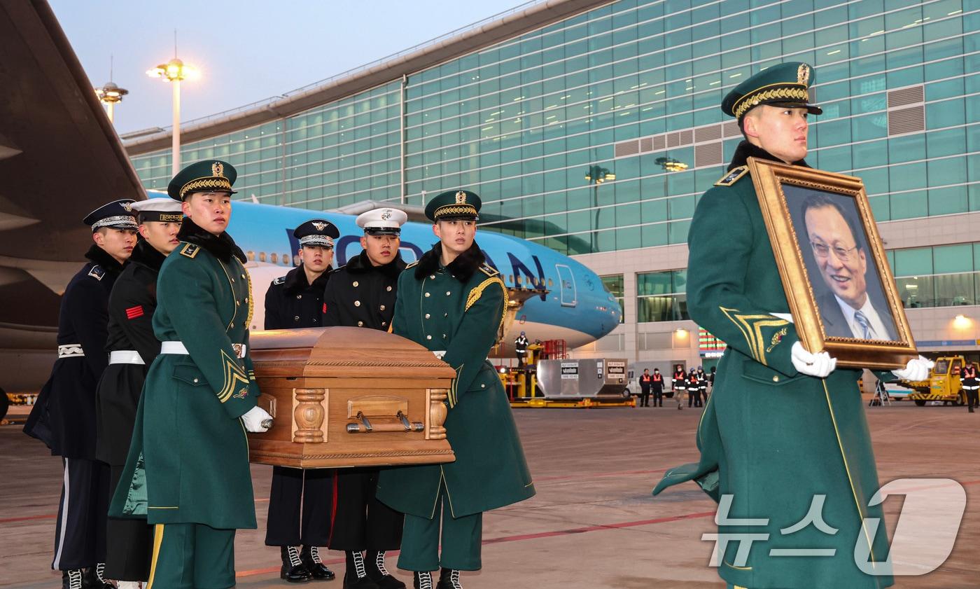 본문 이미지 - 베트남 출장 중 심근경색으로 쓰러져 별세한 이해찬 민주평화통일자문회의 수석부의장(전 국무총리)의 시신이 27일 오전 인천국제공항에 도착, 빈소가 마련된 서울대병원 장례식장으로 운구되고 있다. 2026.1.27/뉴스1 ⓒ News1 공항사진기자단