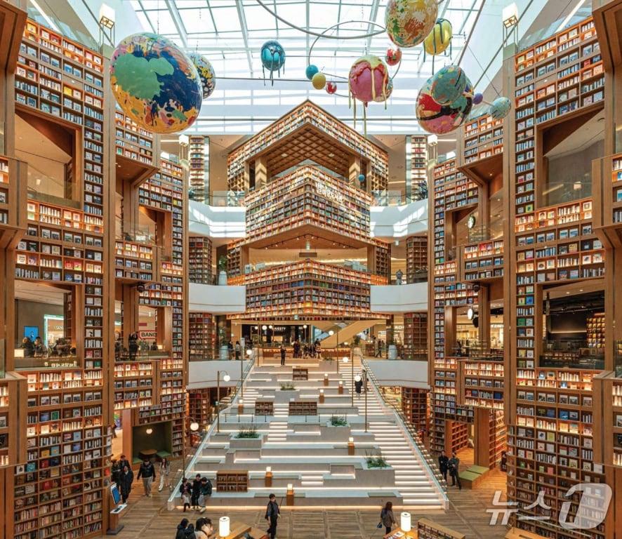 본문 이미지 - 스타필드 수원 별마당 도서관 모습.(대우건설 제공)뉴스1ⓒ news1