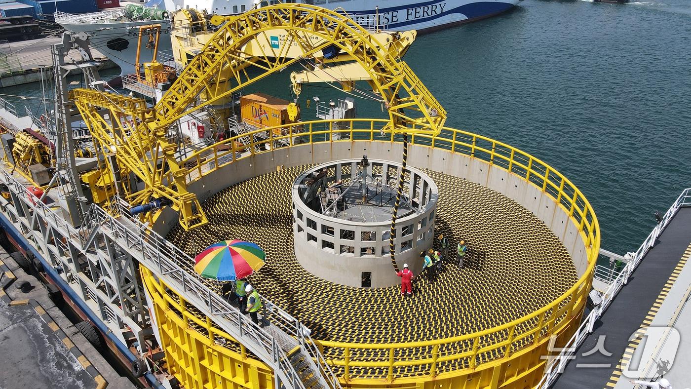 본문 이미지 - LS전선이 강원도 동해시 동해항에서 해저케이블을 선적하는 모습(LS전선 제공)