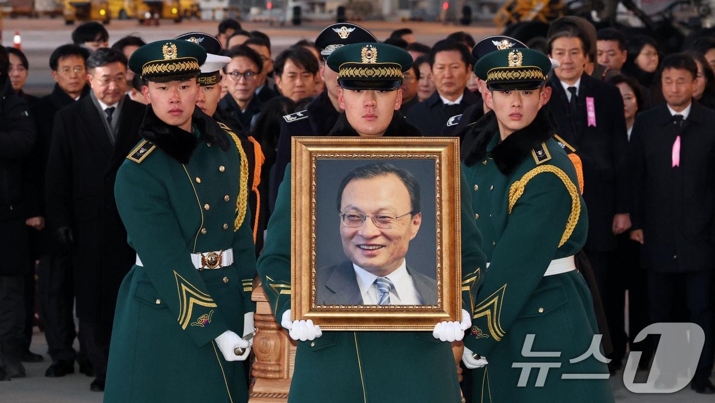 본문 이미지 - 베트남 출장 중 심근경색으로 쓰러져 별세한 이해찬 민주평화통일자문회의 수석부의장의 시신이 27일 오전 인천국제공항에 도착, 빈소가 마련된 서울대병원 장례식장으로 운구되고 있다. 2026.1.27/뉴스1 ⓒ News1 공항사진기자단